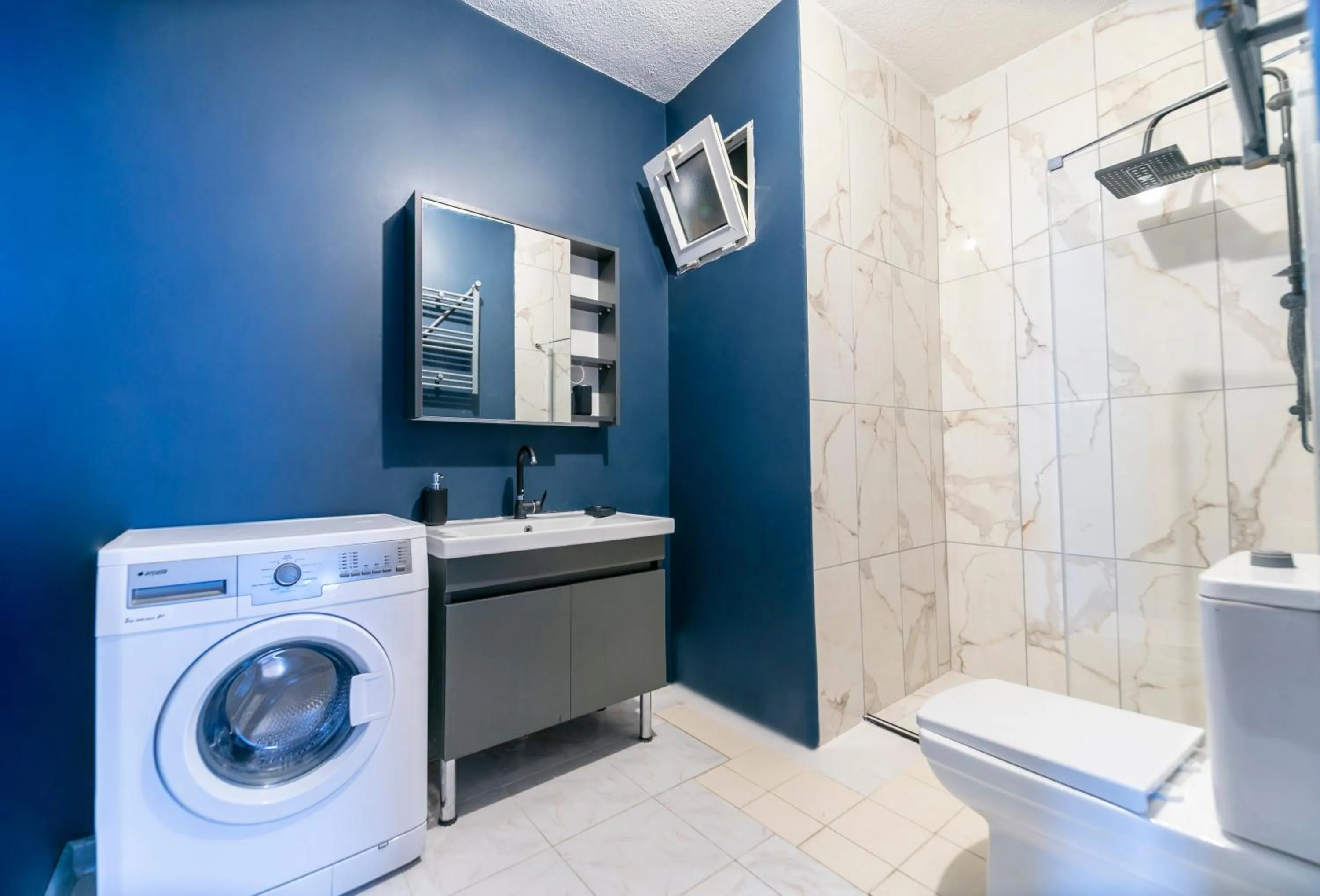 Shower in Hexa Suites Hotel