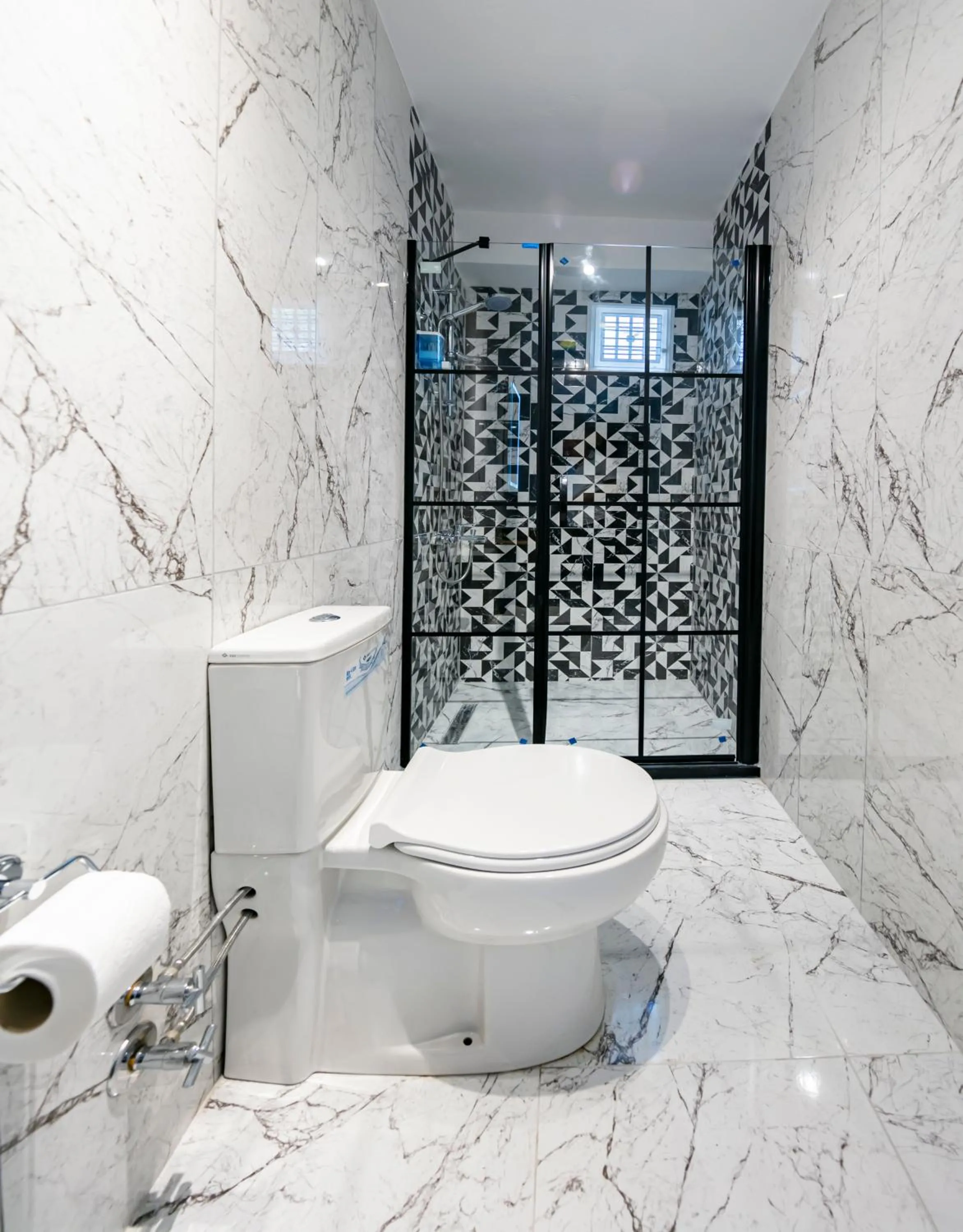 Shower in Hexa Suites Hotel