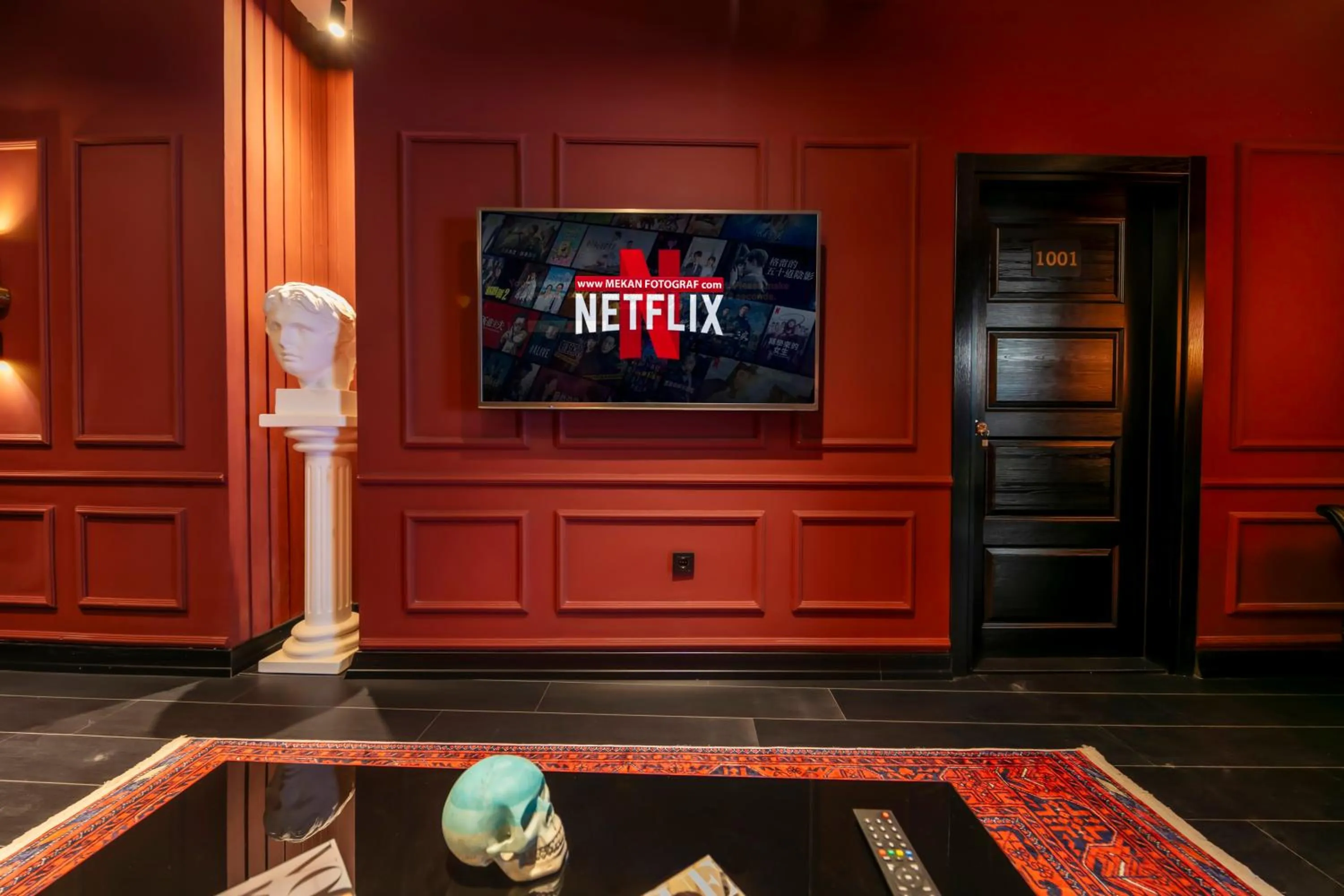 TV and multimedia in Hexa Suites Hotel