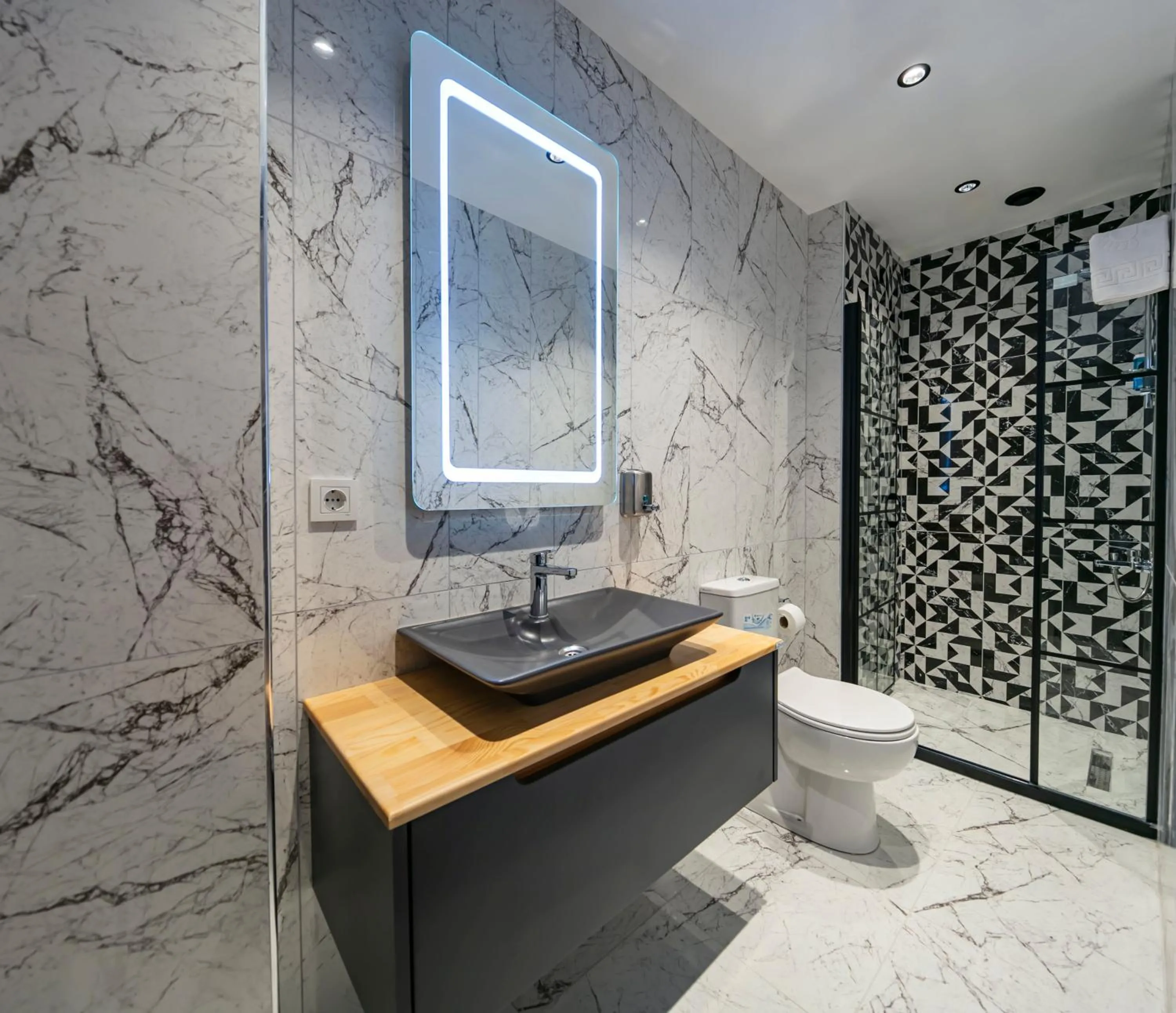 Shower in Hexa Suites Hotel