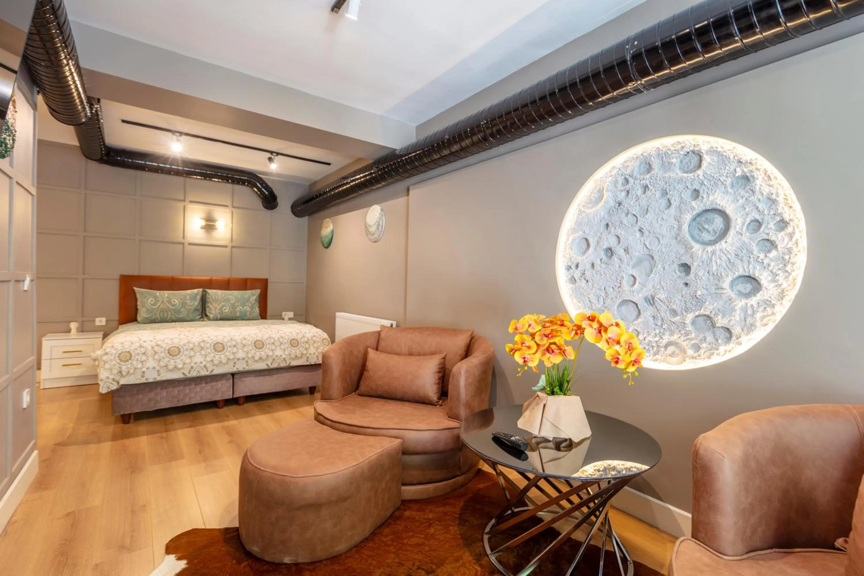 Photo of the whole room, Bed in Hexa Suites Hotel