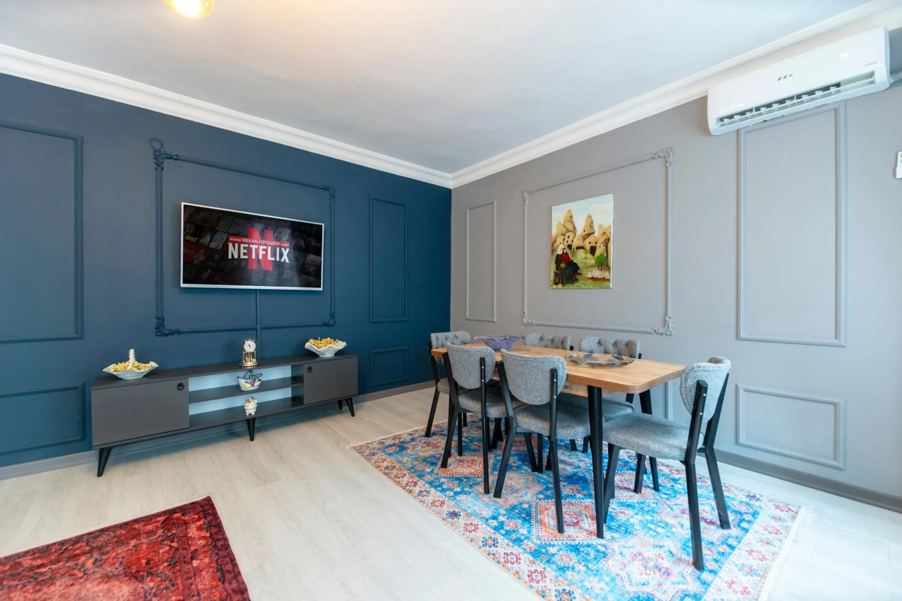 TV and multimedia in Hexa Suites Hotel