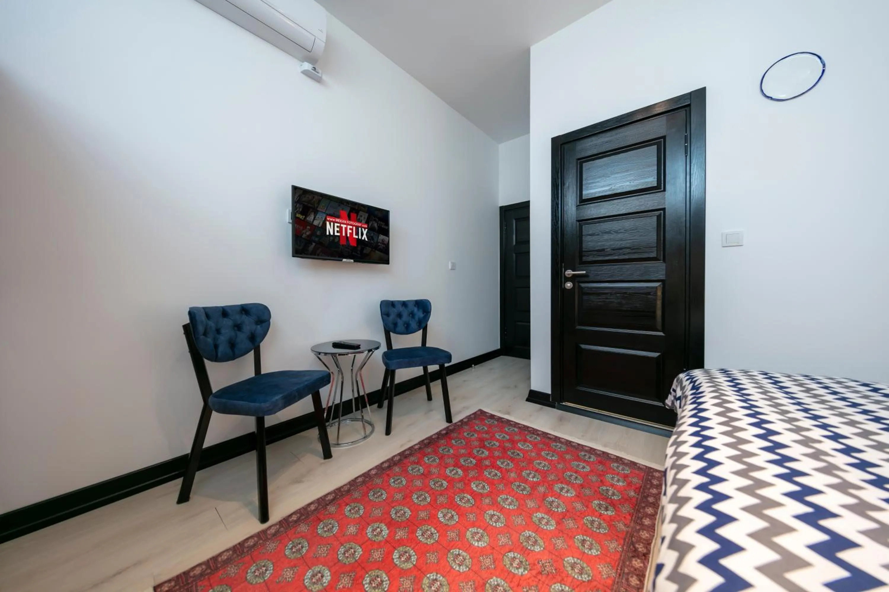 TV and multimedia, Bed in Hexa Suites Hotel