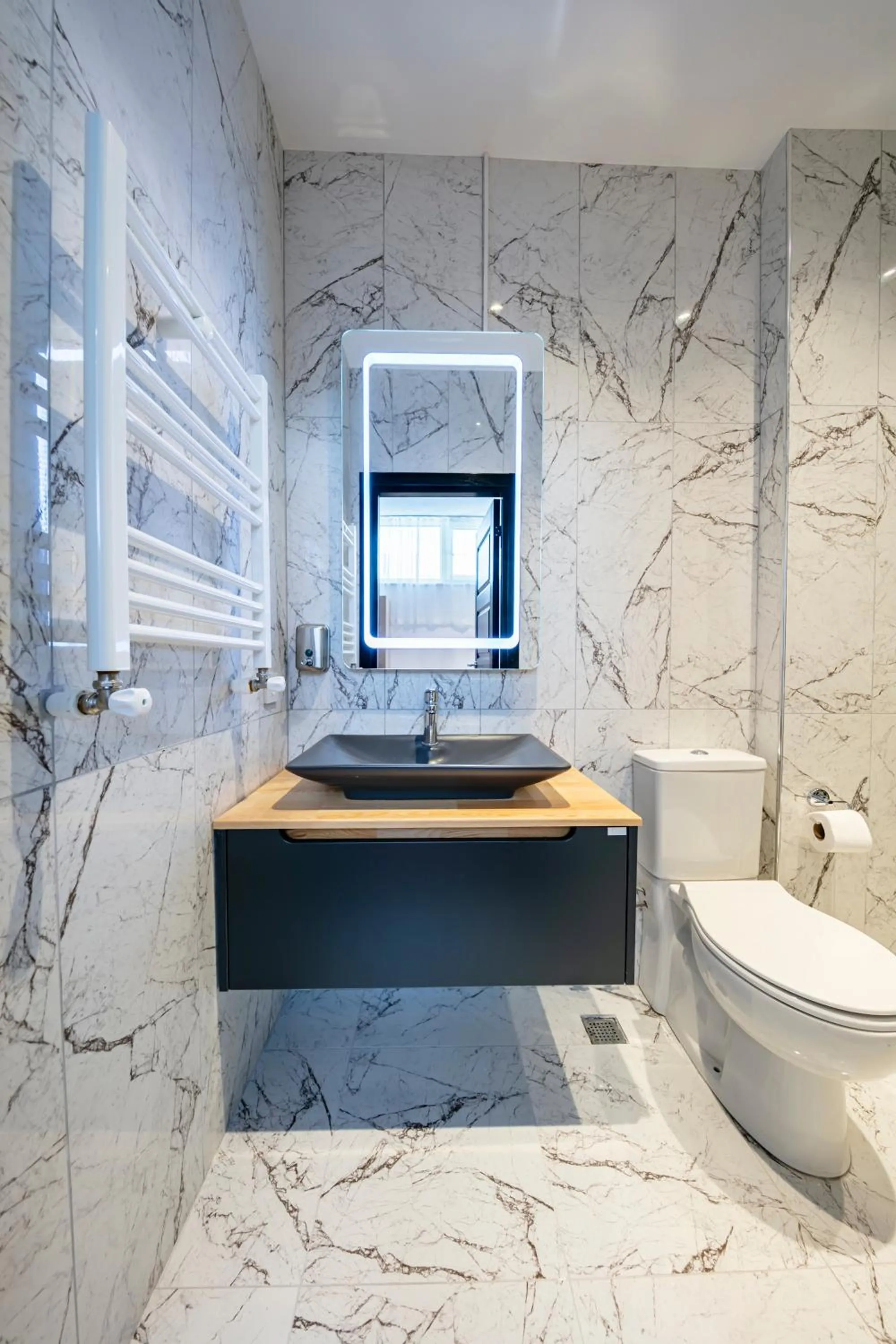 Shower in Hexa Suites Hotel