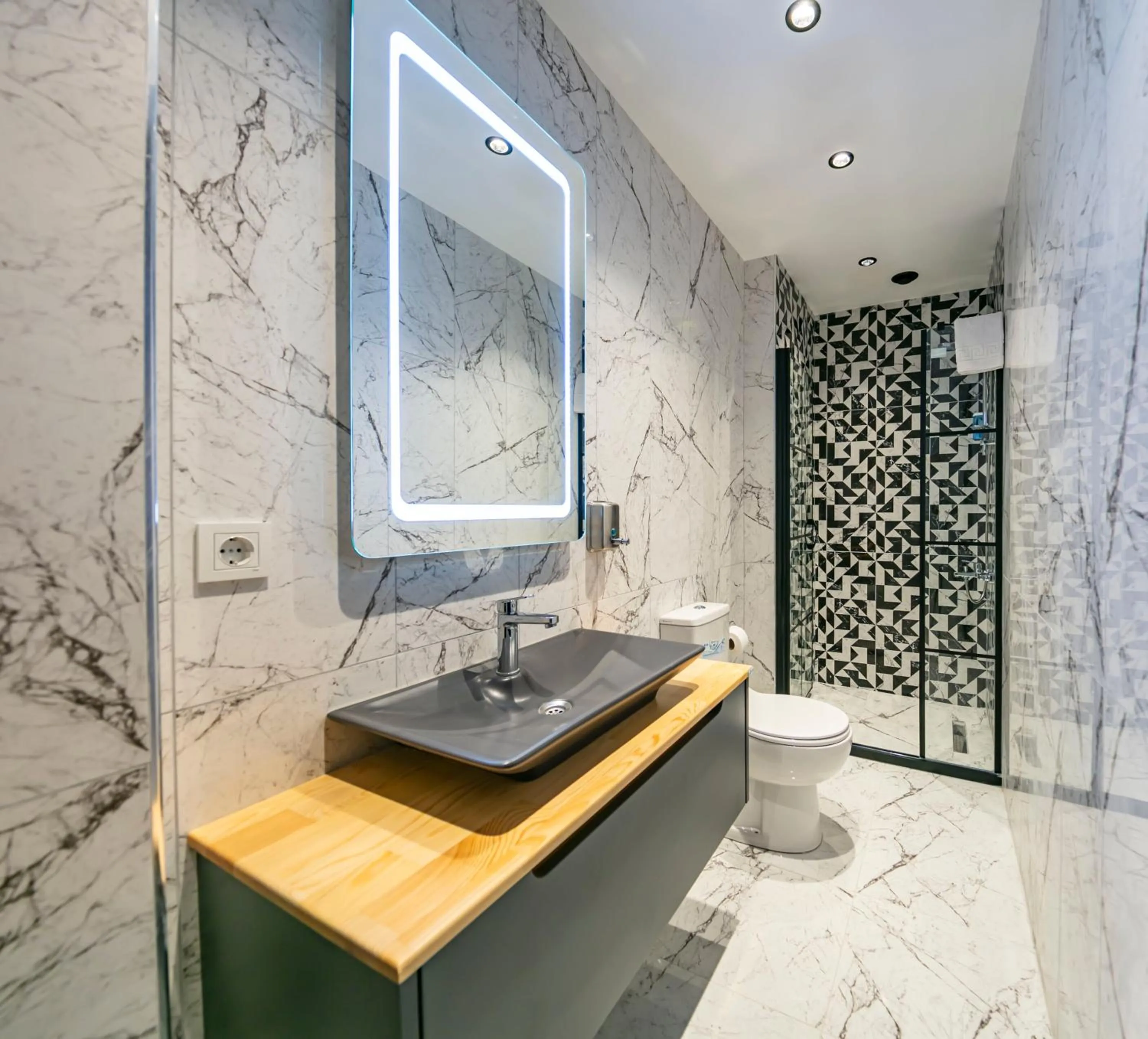 Shower in Hexa Suites Hotel