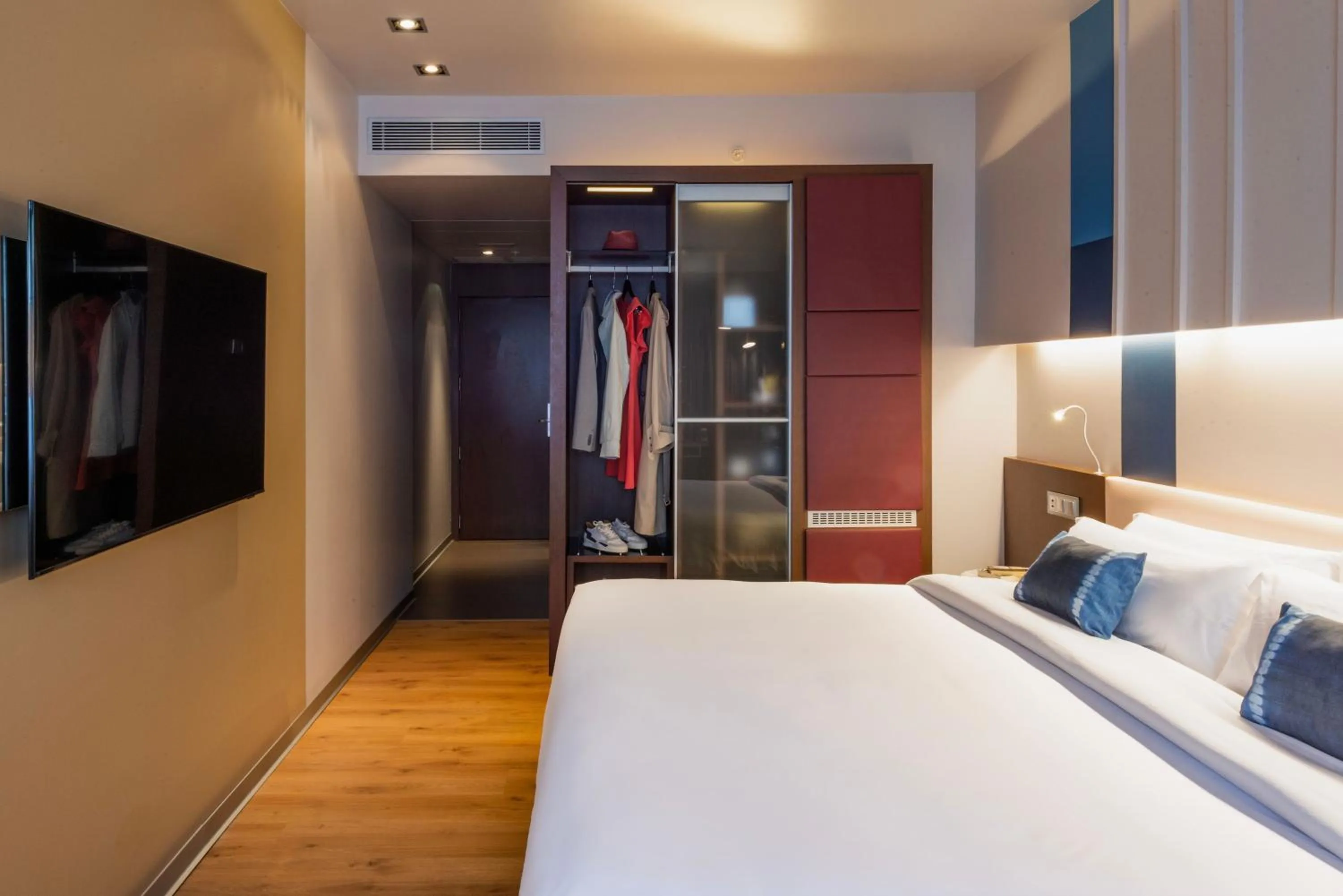 Photo of the whole room, Bed in voco Madrid Retiro by IHG