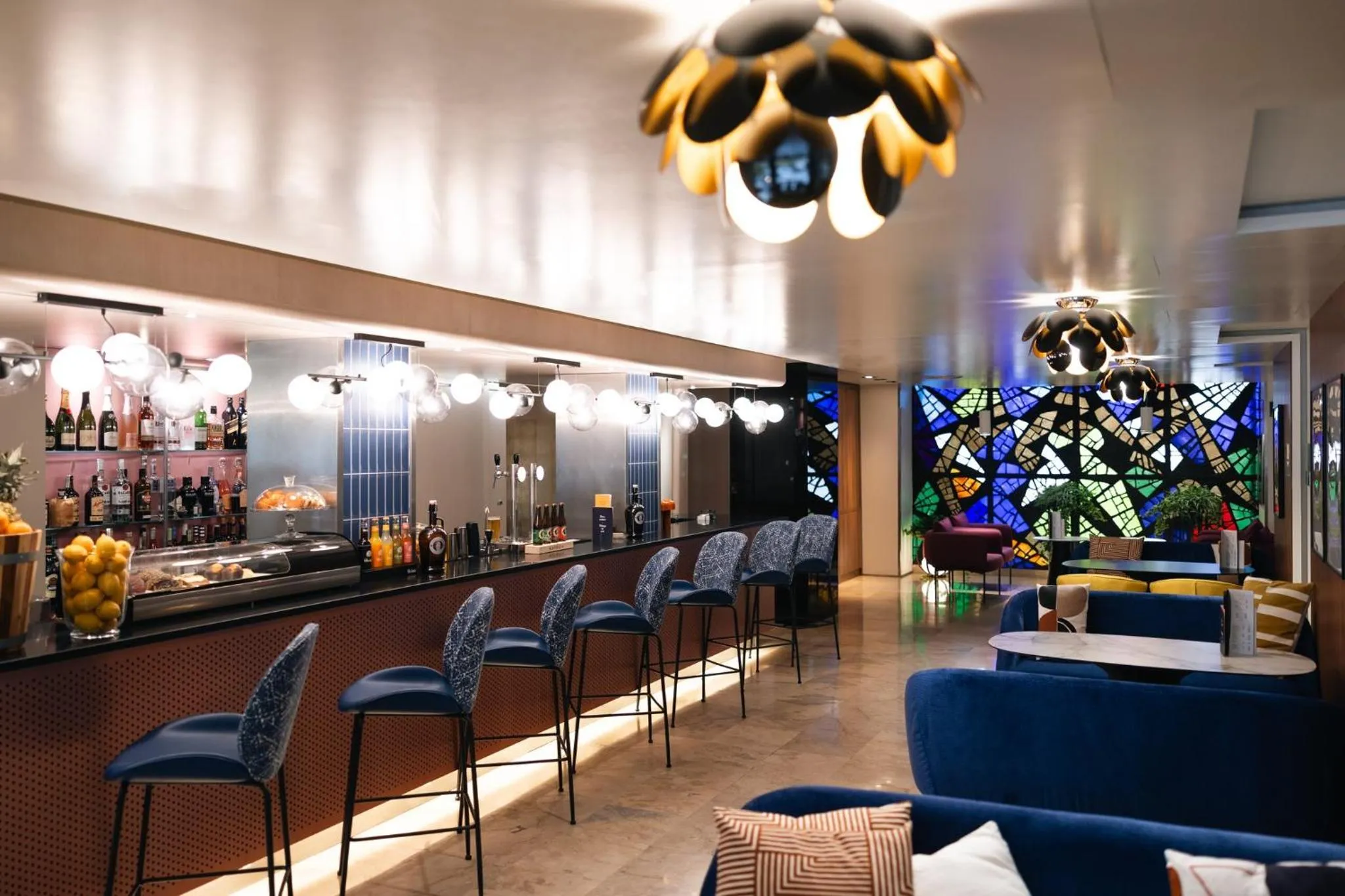 Lounge or bar in voco Madrid Retiro by IHG