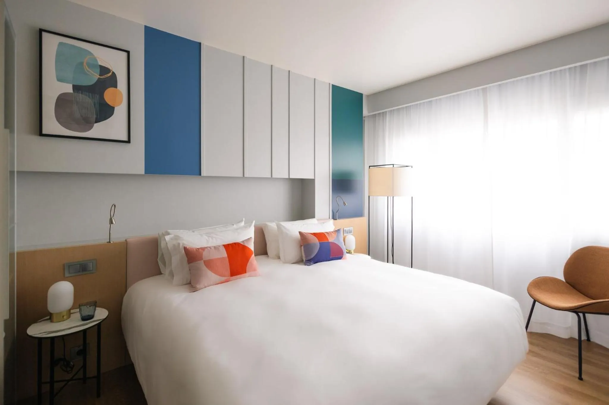 Photo of the whole room, Bed in voco Madrid Retiro by IHG