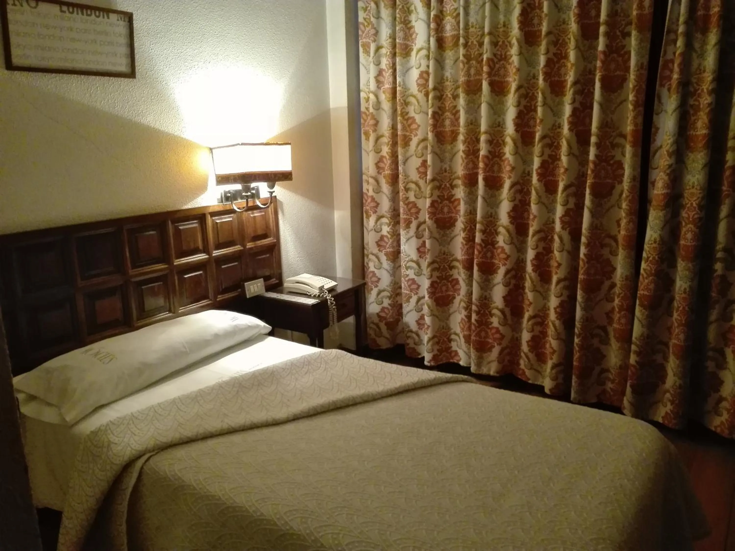 Photo of the whole room, Bed in Monclús