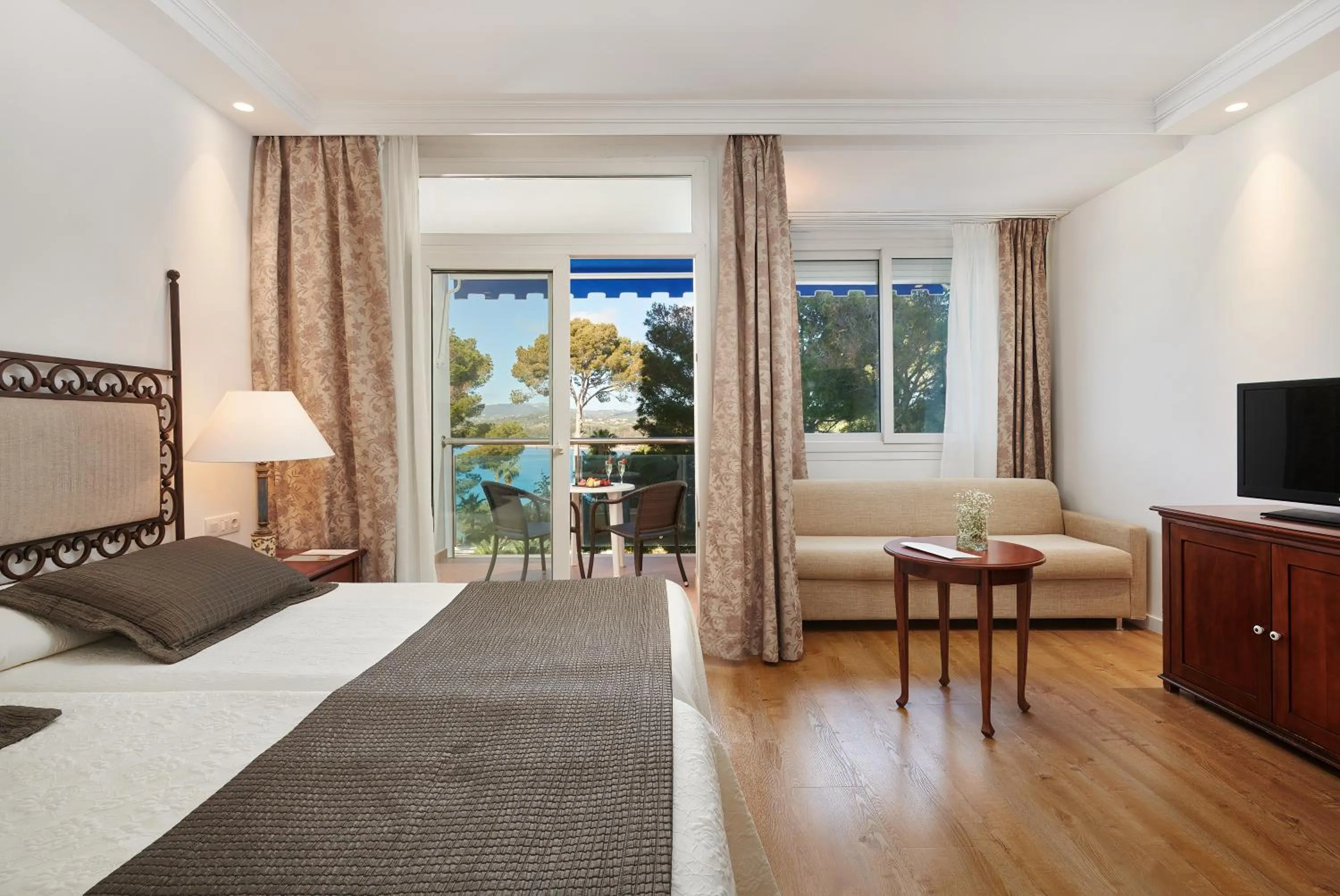 Bed in Hipotels Eurotel Punta Rotja Spa-Golf