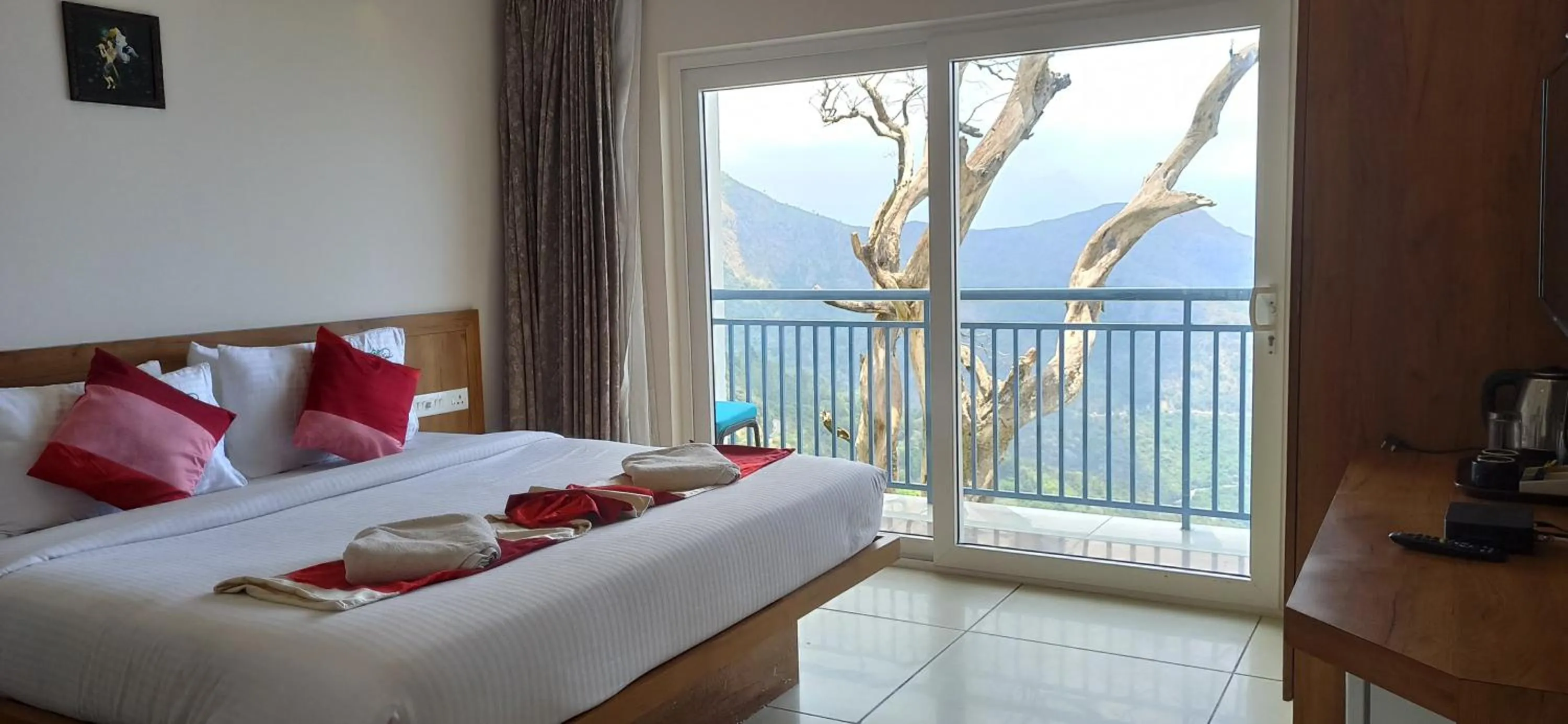 Balcony/Terrace, Bed in Chill Berg Resort - Bodimettu