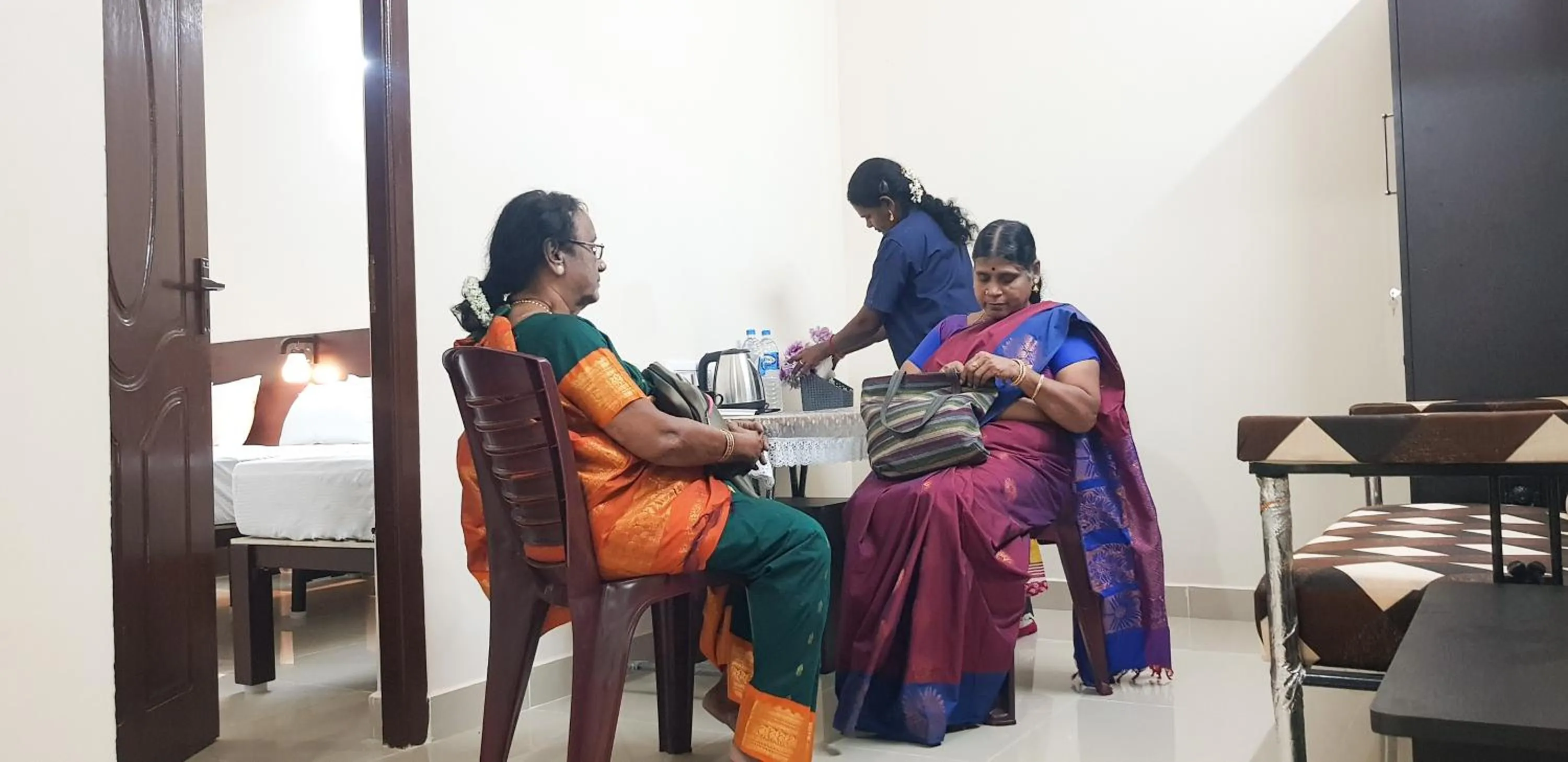 Staff in Kumbakonam Inn Hotels - Kumbakonam Inn Stay