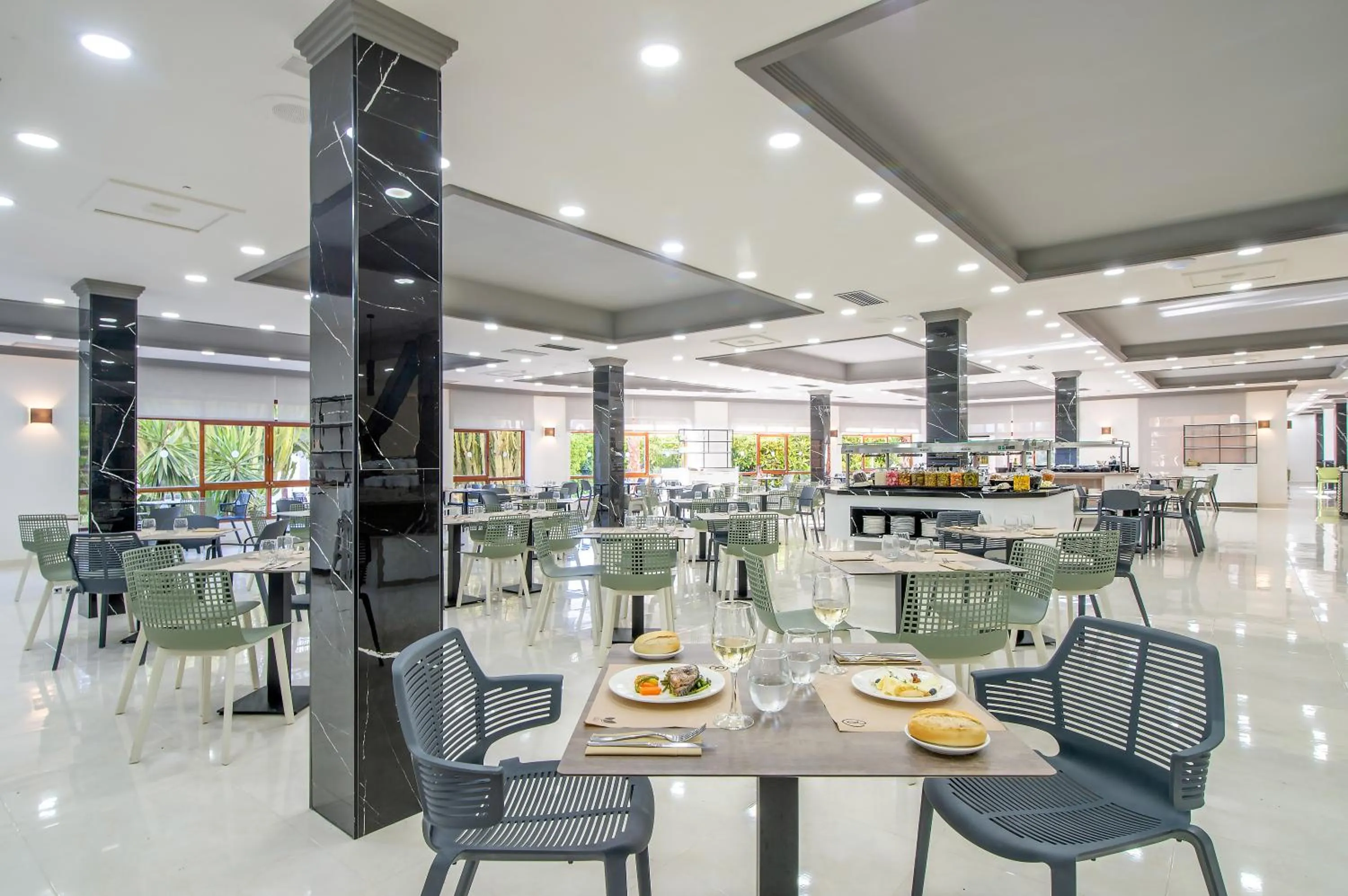 Meals in Hotel Benidorm East by Pierre & Vacances