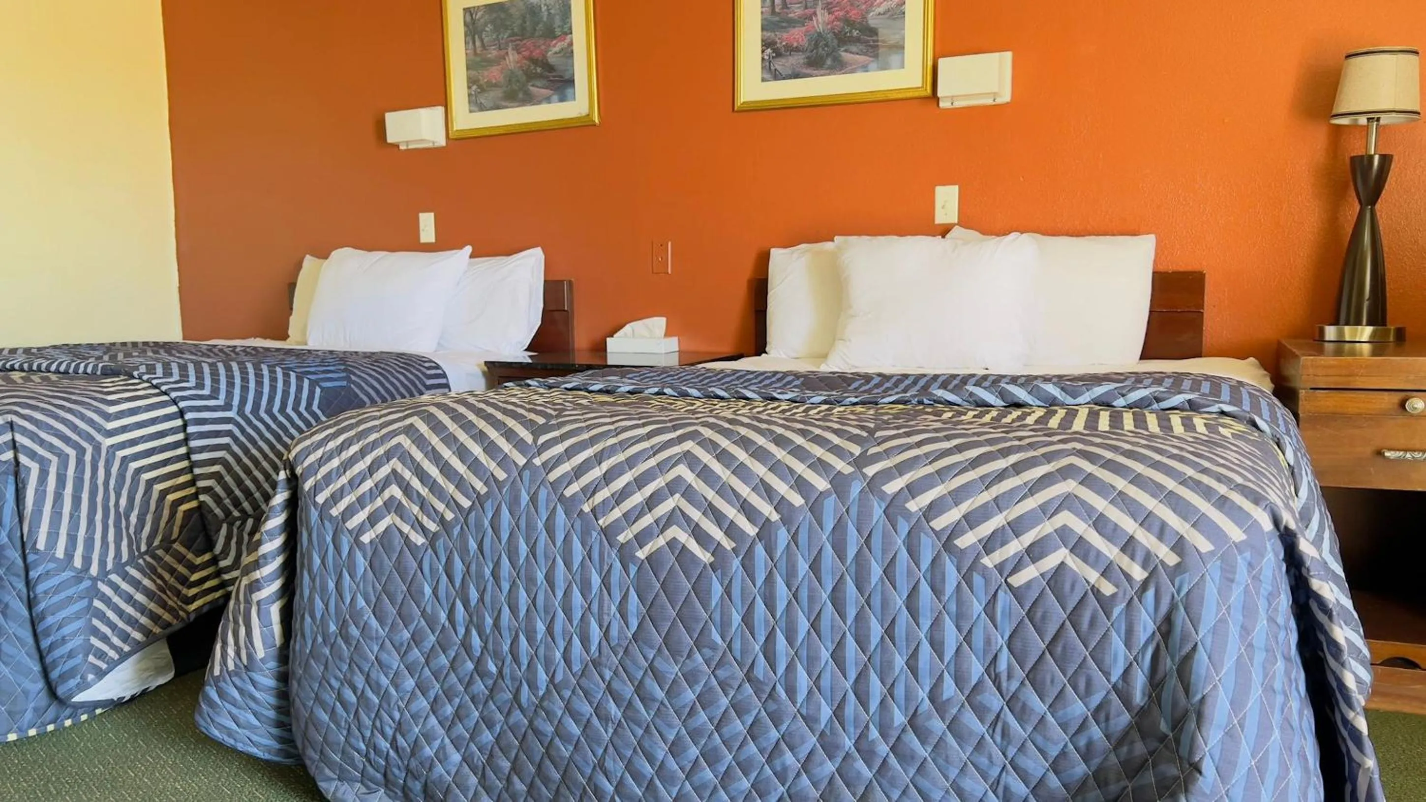 Bed in Travelors Lodge Motel & RV Park US-287&US-96