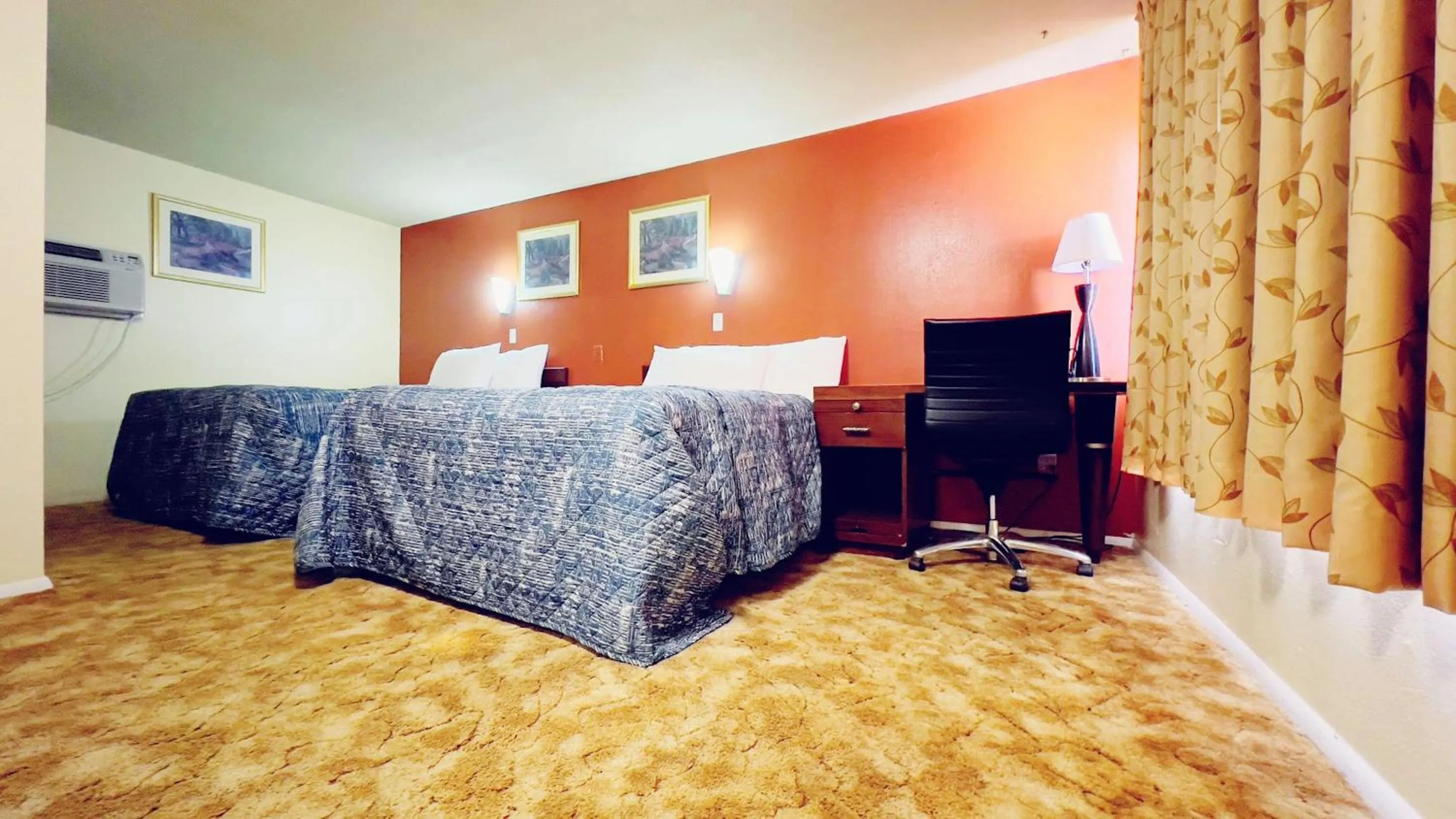 Bed in Travelors Lodge Motel & RV Park US-287&US-96