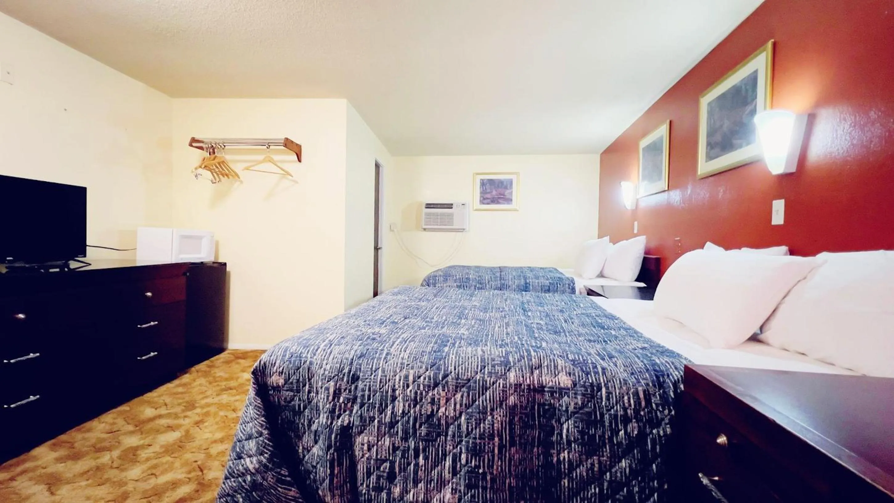 Bed in Travelors Lodge Motel & RV Park US-287&US-96