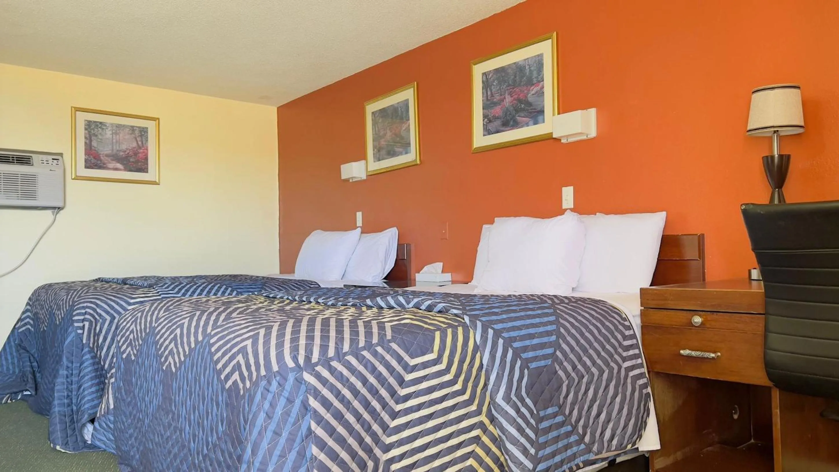 Bed in Travelors Lodge Motel & RV Park US-287&US-96