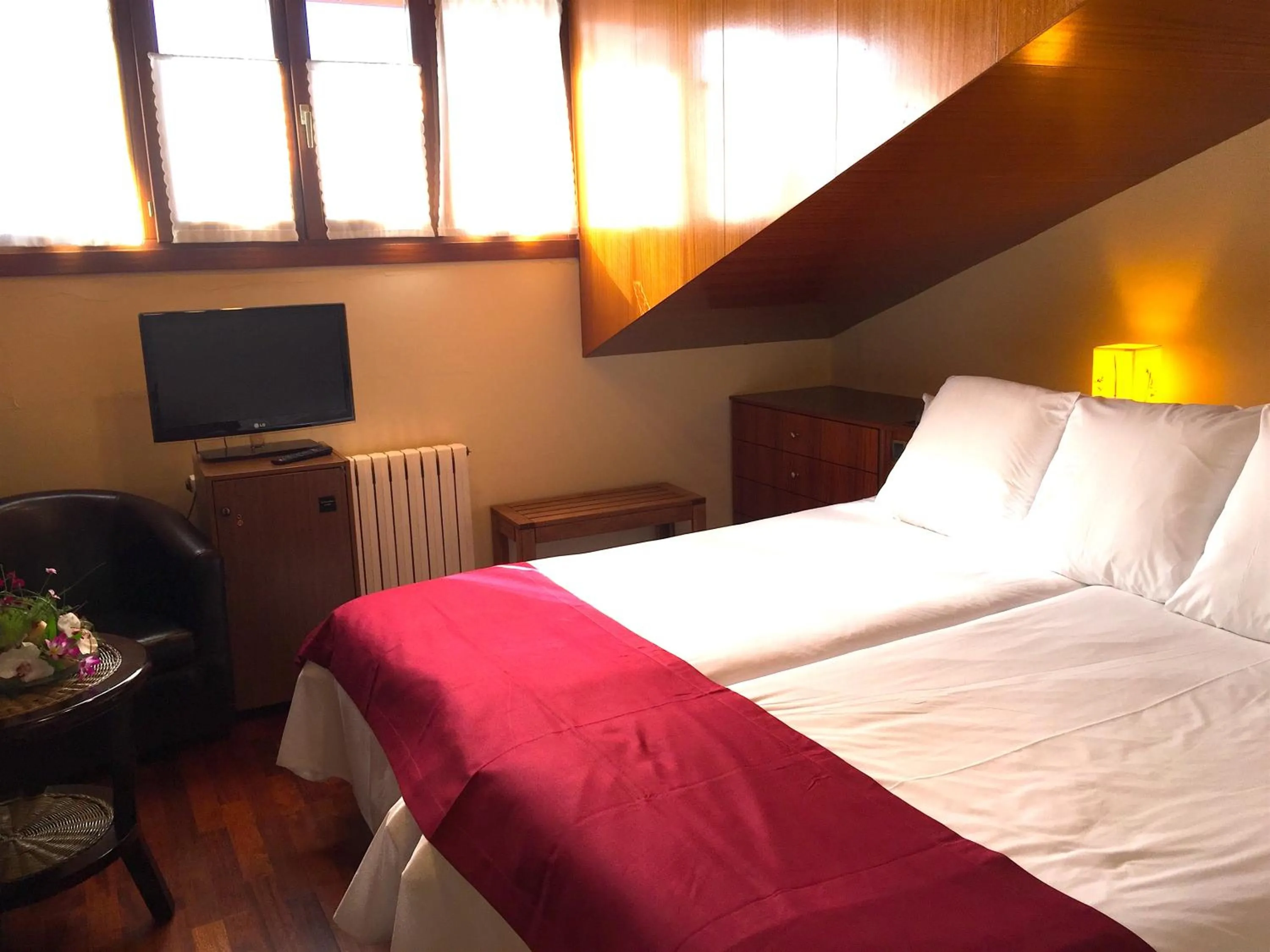 Photo of the whole room, Bed in Hotel Del Lago