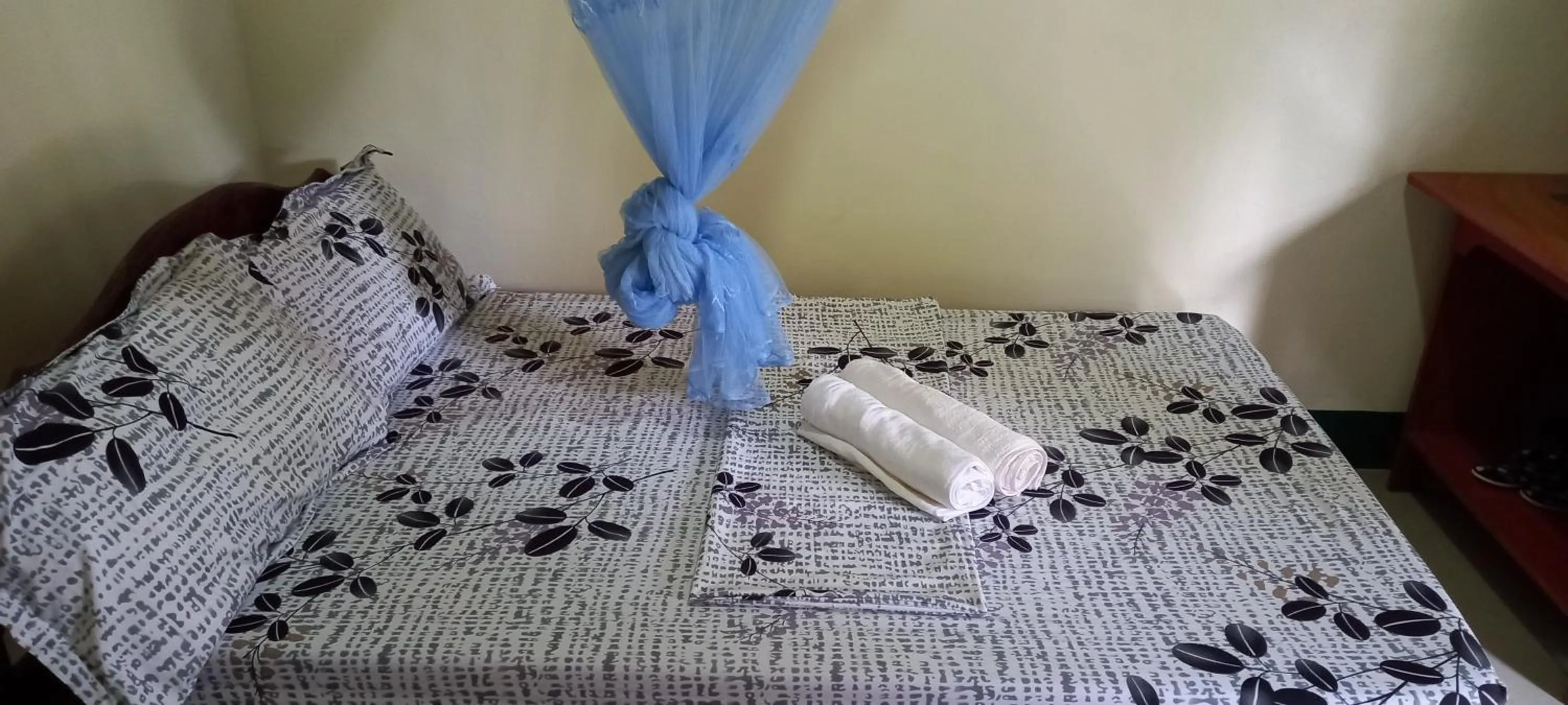 Bed in Rodel Yellow Hauz