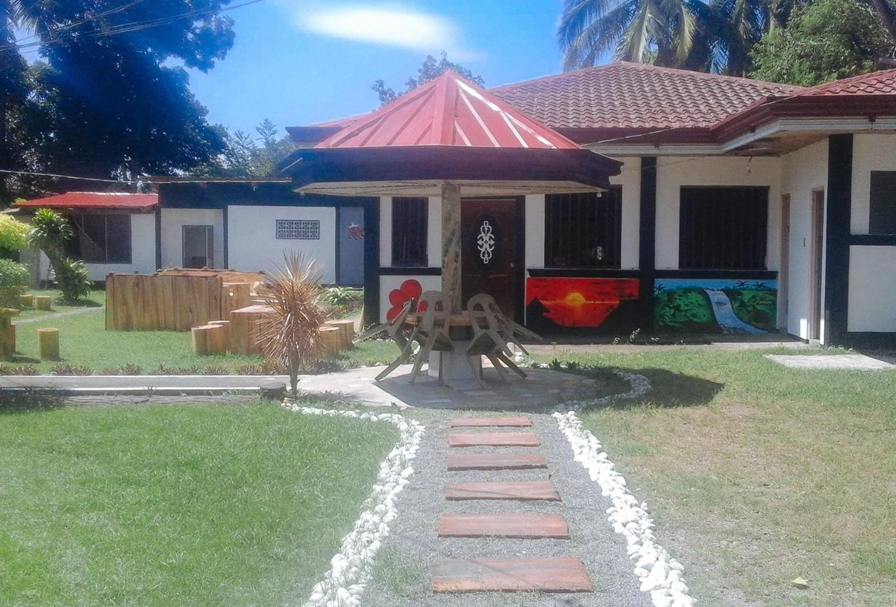 Property building in RedDoorz @ Golden Travellers Inn Antique