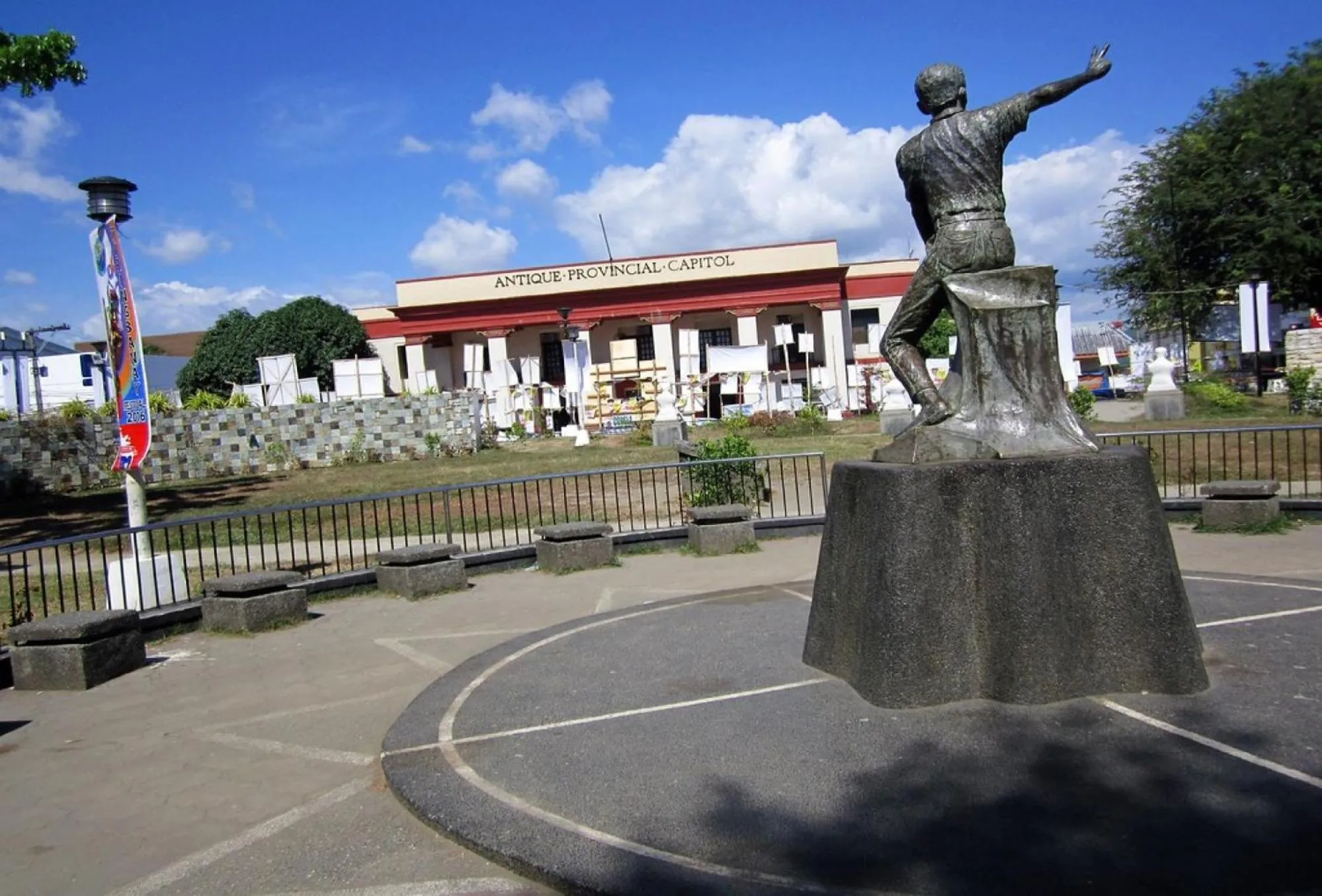 Nearby landmark in RedDoorz @ Golden Travellers Inn Antique