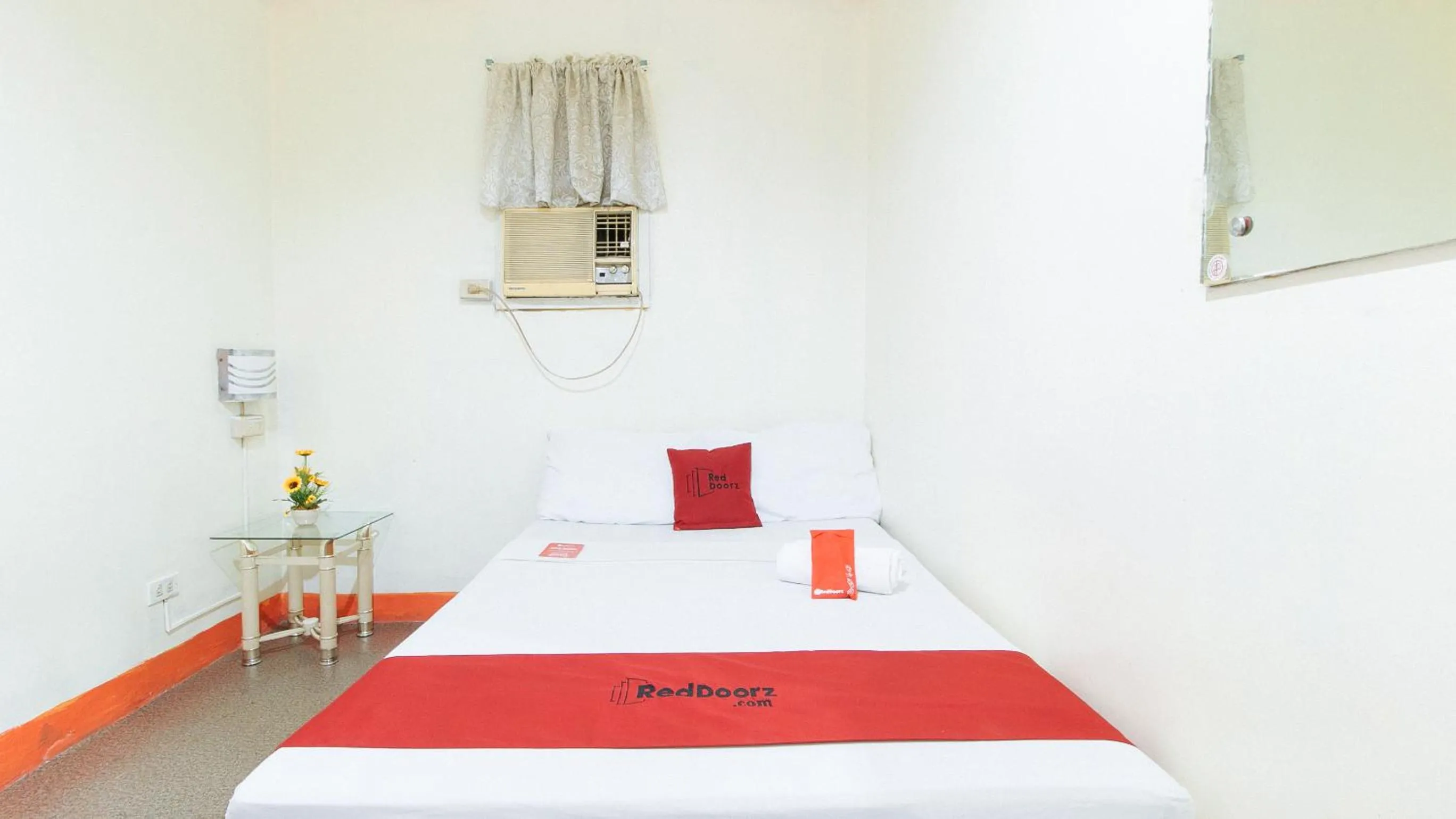 Photo of the whole room, Bed in RedDoorz @ Golden Travellers Inn Antique