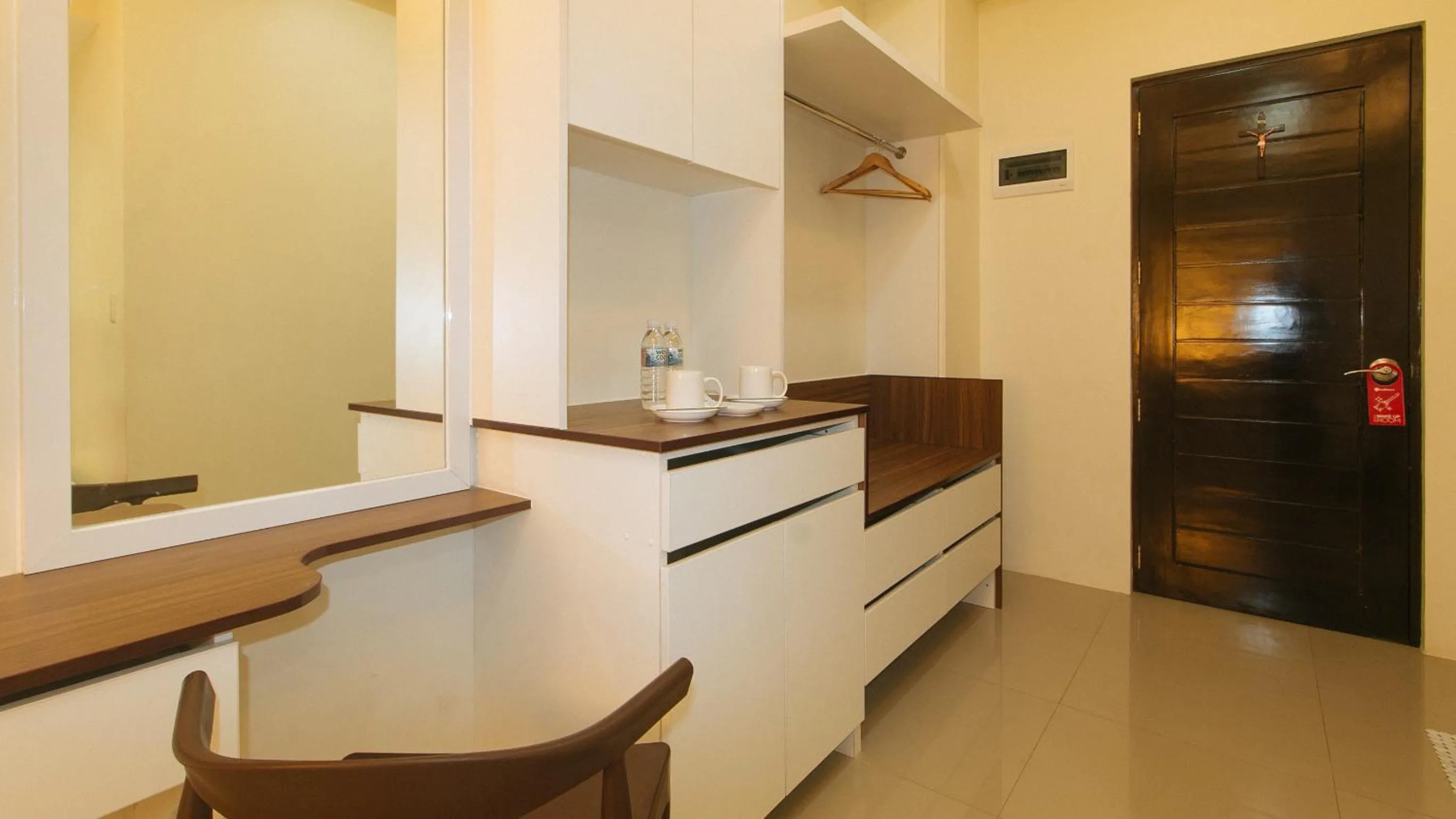 minibar in RedDoorz @ Leoncia Apartelle Mandaue City