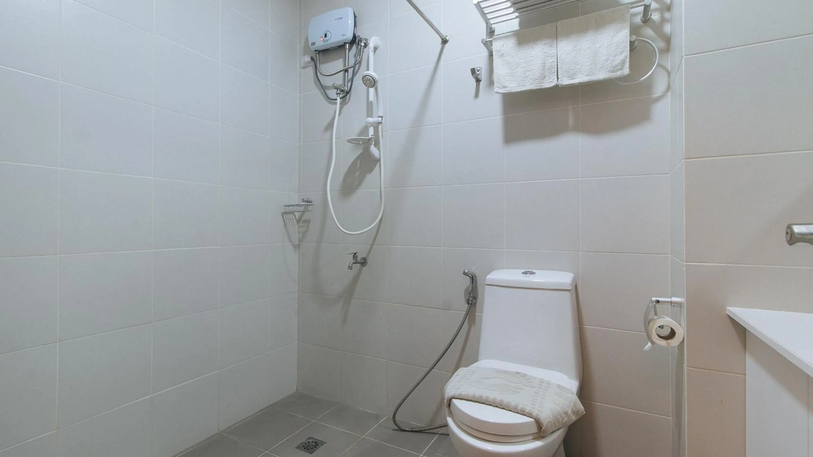 Toilet in RedDoorz @ Leoncia Apartelle Mandaue City