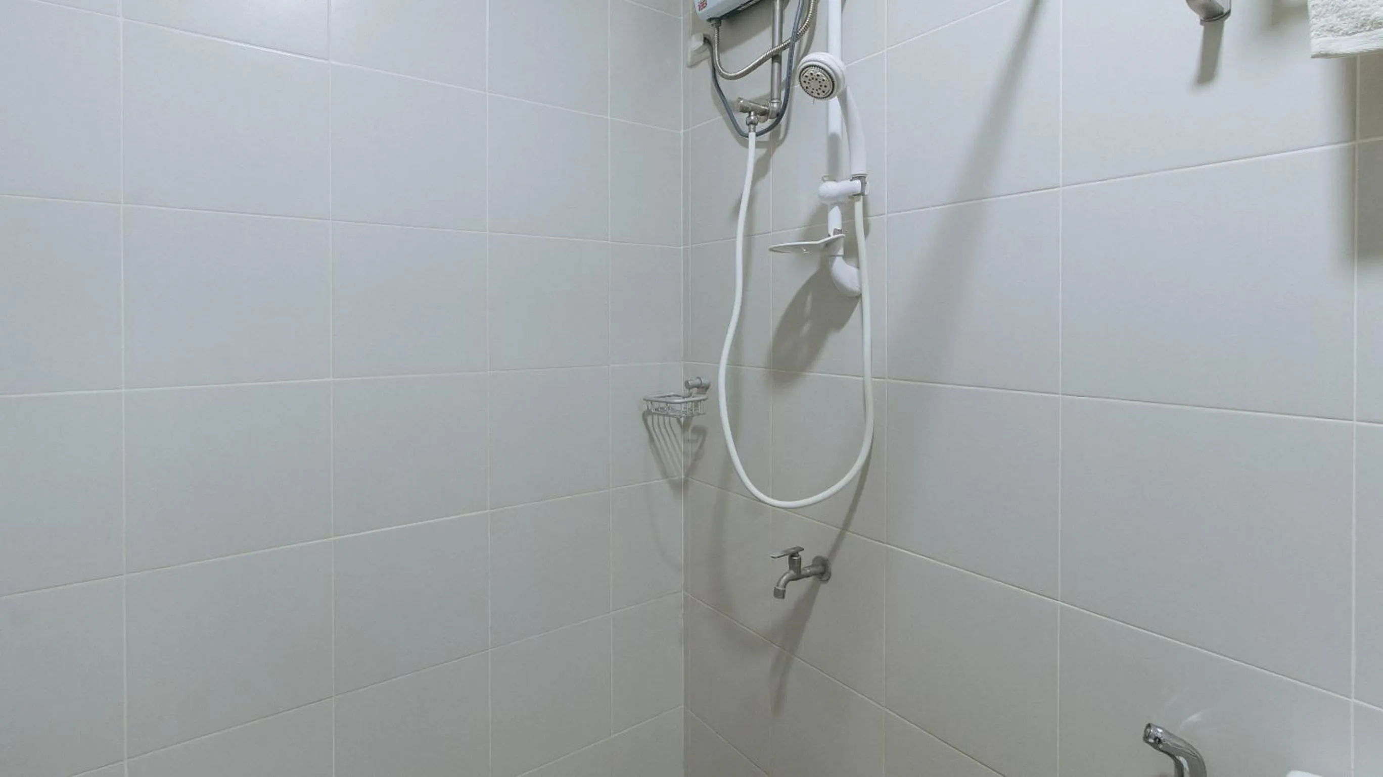 Shower in RedDoorz @ Leoncia Apartelle Mandaue City