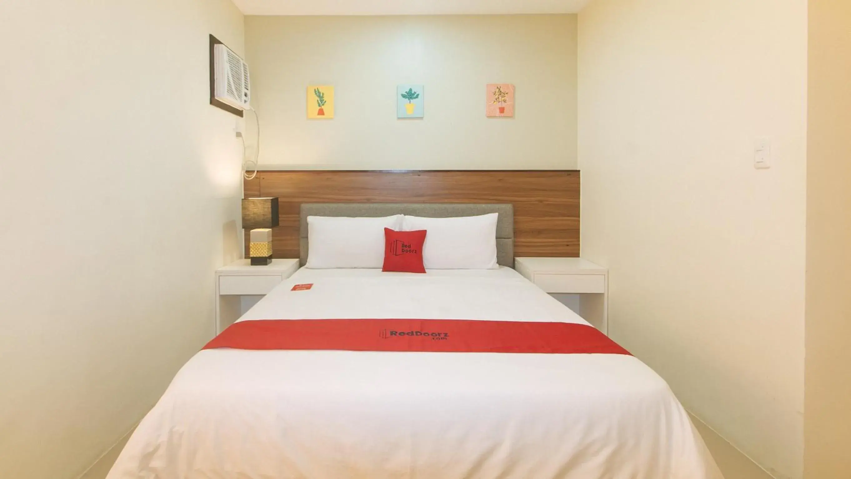 Deluxe Room in RedDoorz @ Leoncia Apartelle Mandaue City Deluxe Room in RedDoorz @ Leoncia Apartelle Mandaue City