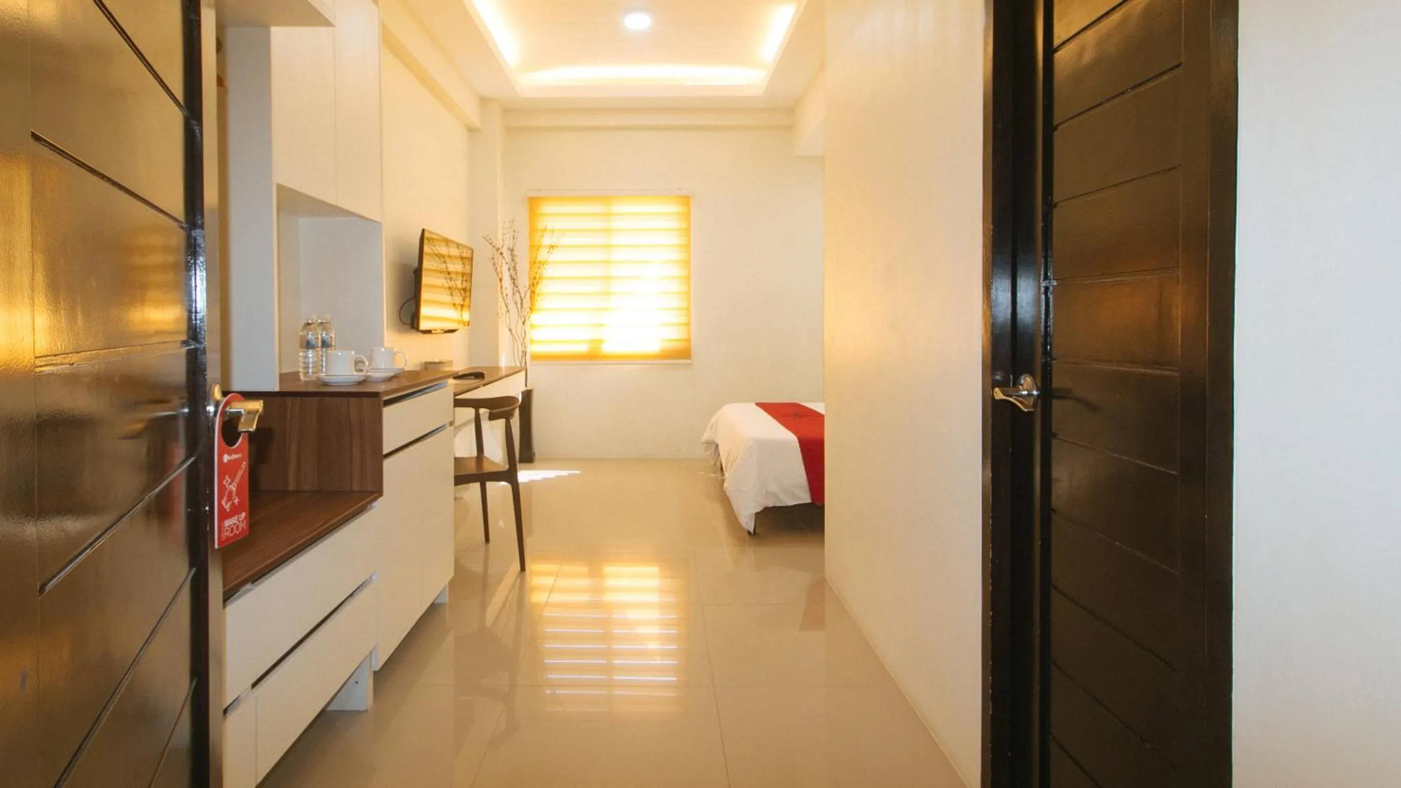 Photo of the whole room, Bed in RedDoorz @ Leoncia Apartelle Mandaue City