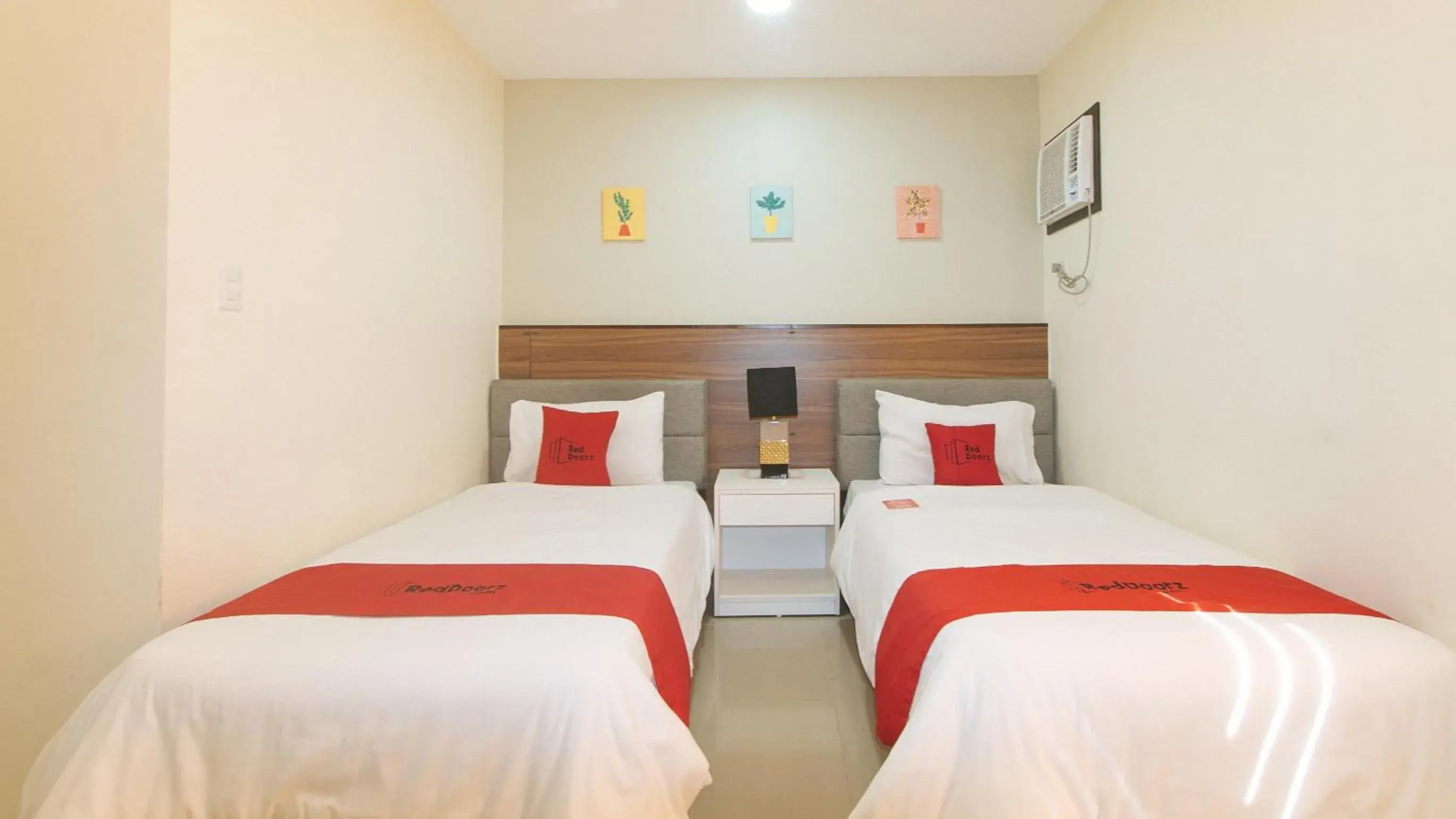 Twin Room in RedDoorz @ Leoncia Apartelle Mandaue City Twin Room in RedDoorz @ Leoncia Apartelle Mandaue City