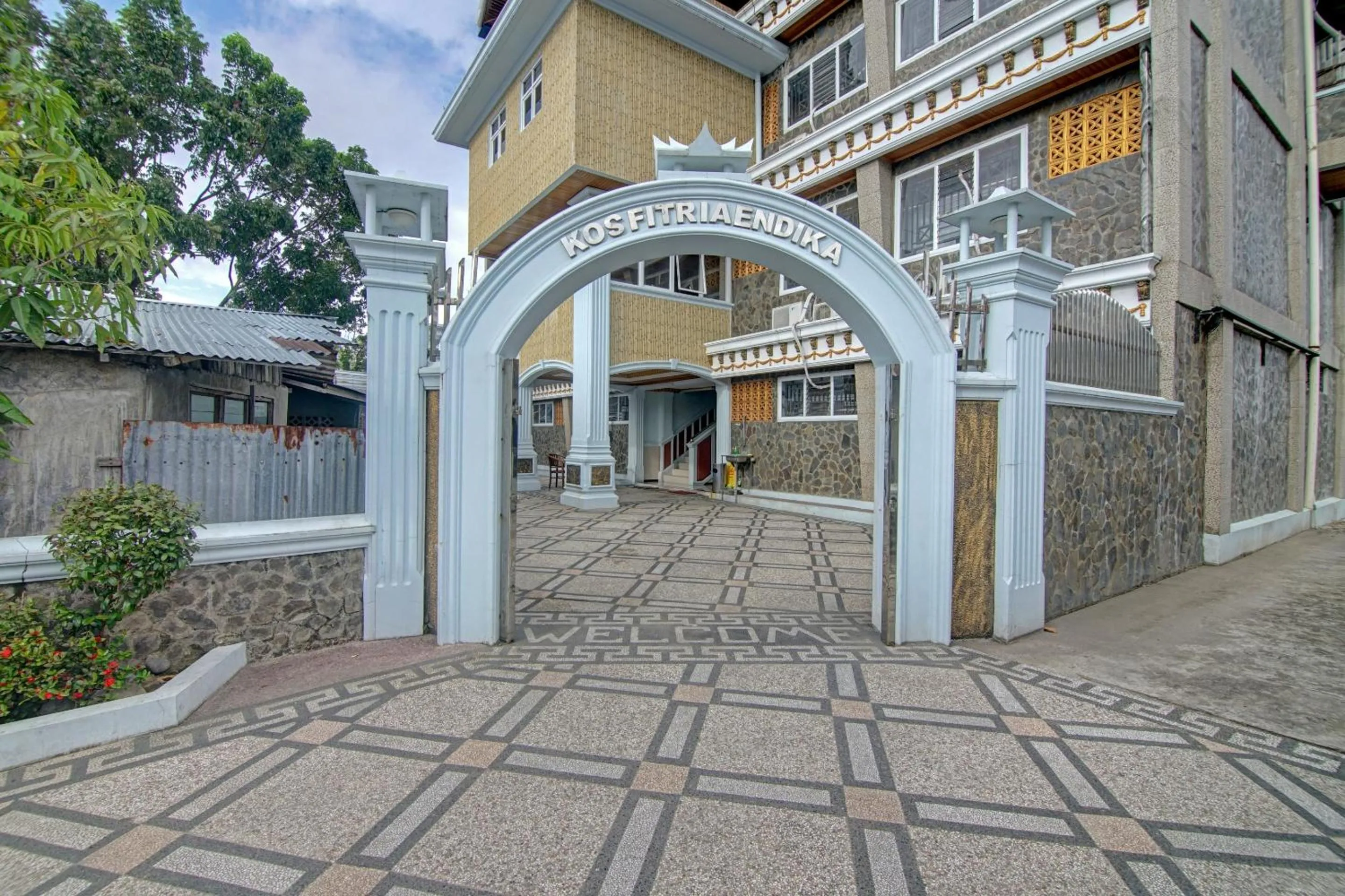 Facade/entrance in Hotel O Padang City Center Near Gunung Padang Formerly Hotel Fitriaendika