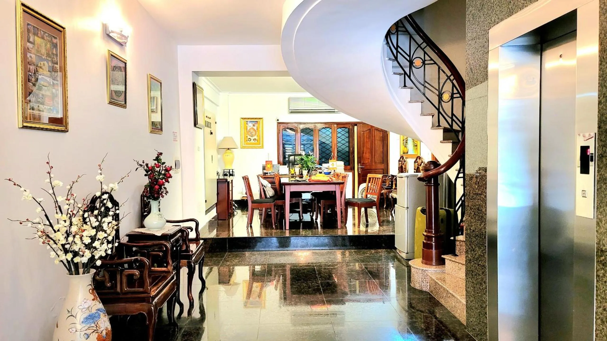 Street view in Red Building - Hotel - Hà Nội