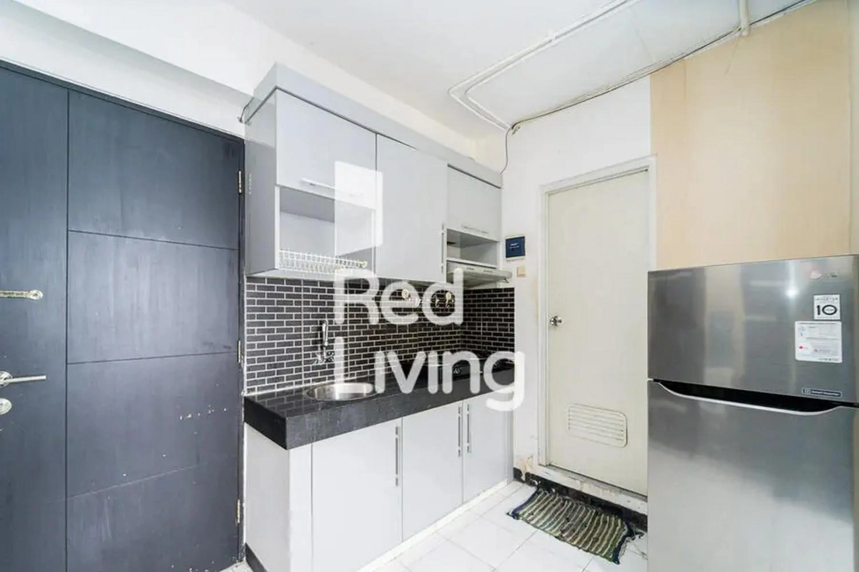 Kitchen or kitchenette in RedLiving Apartemen Sentra Timur Residence - Myroom id Tower Green