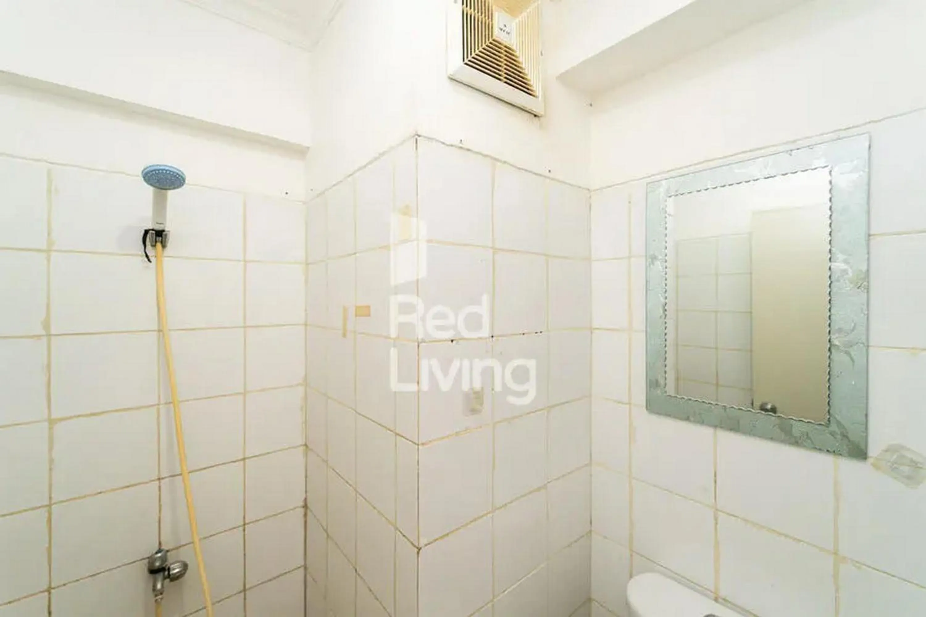Bathroom in RedLiving Apartemen Sentra Timur Residence - Myroom id Tower Green