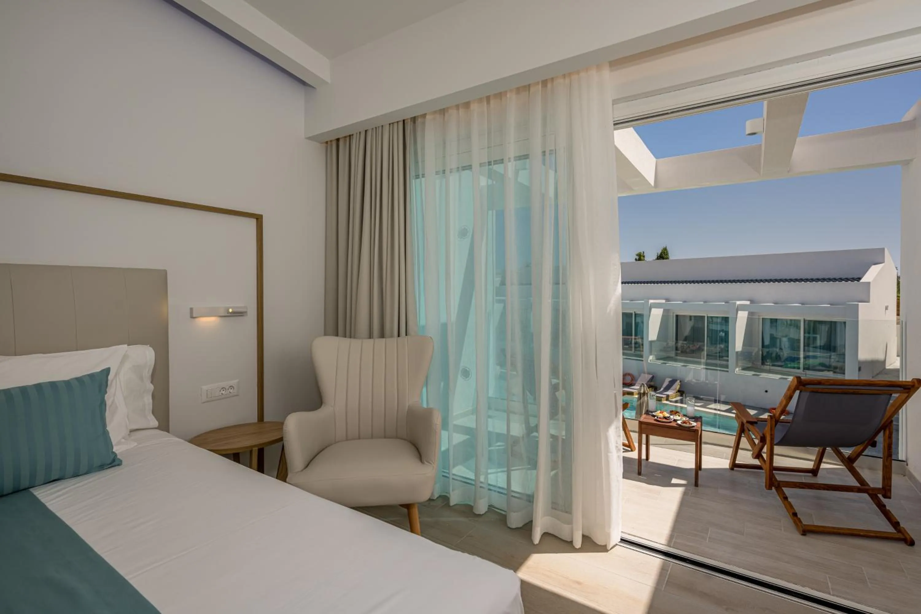 Pool view, Bed in Mirage Bleu Hotel