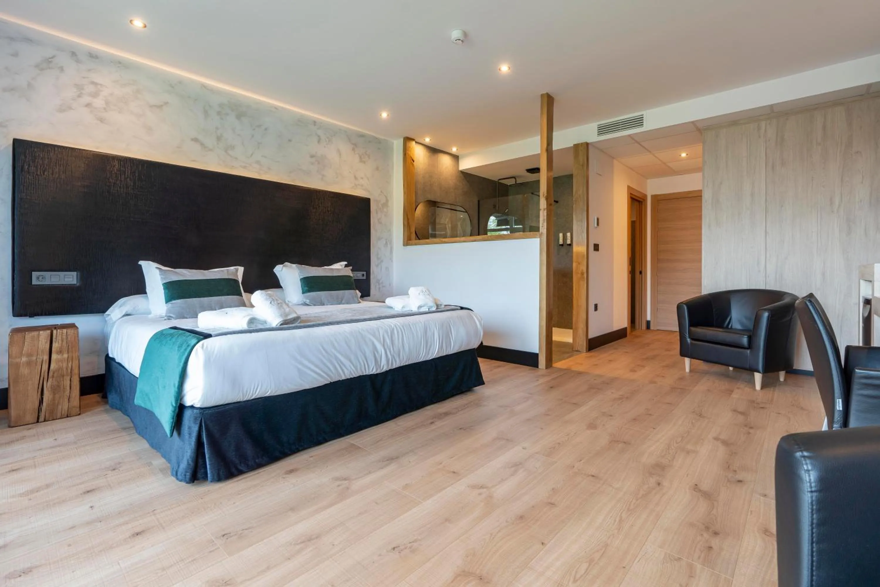 Shower, Bed in Hotel Mirador de la Cepada