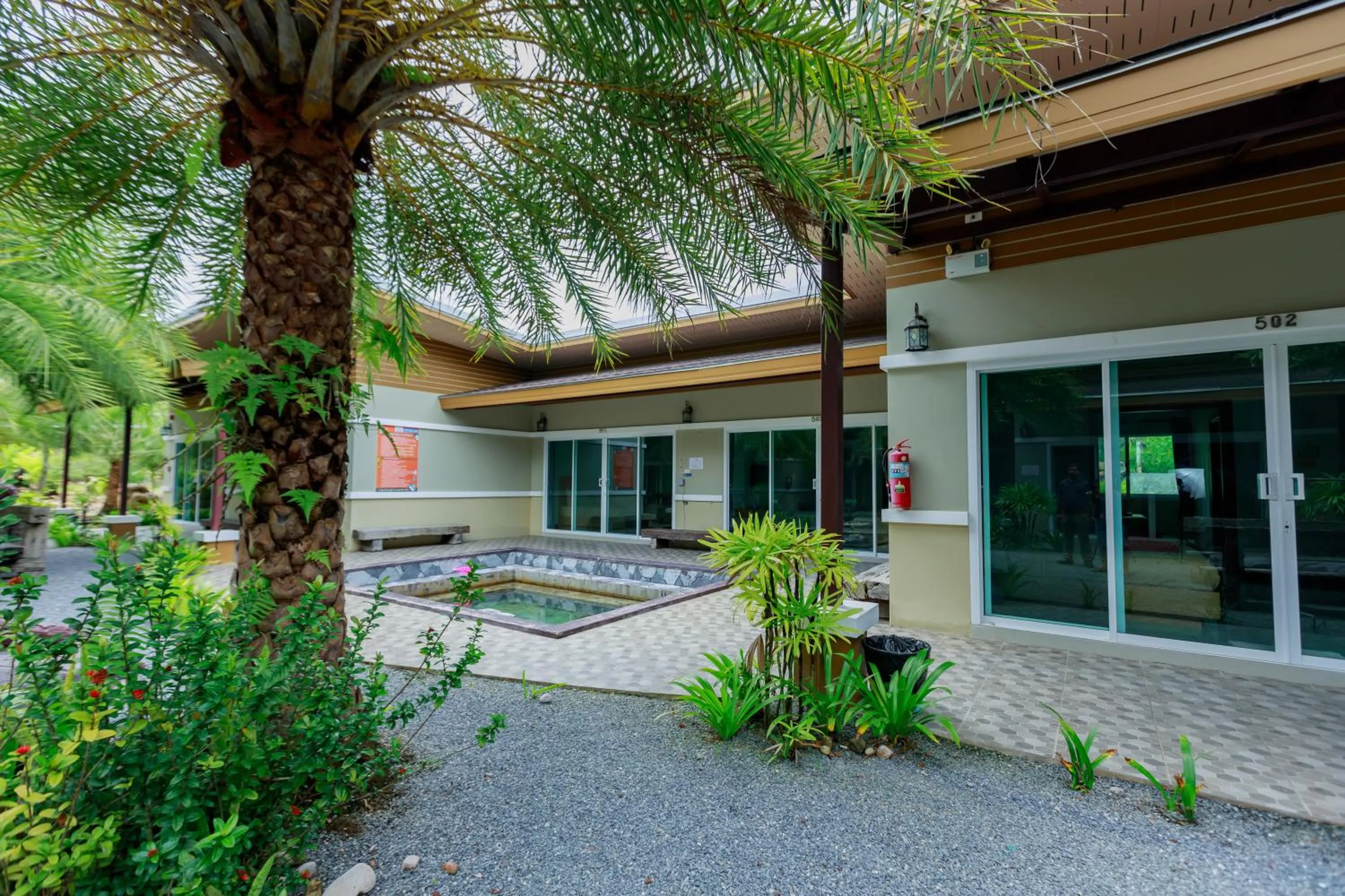 Garden in Saline Hot Spring Resort นำ้พุร้อนเค็ม รีสอร์ท