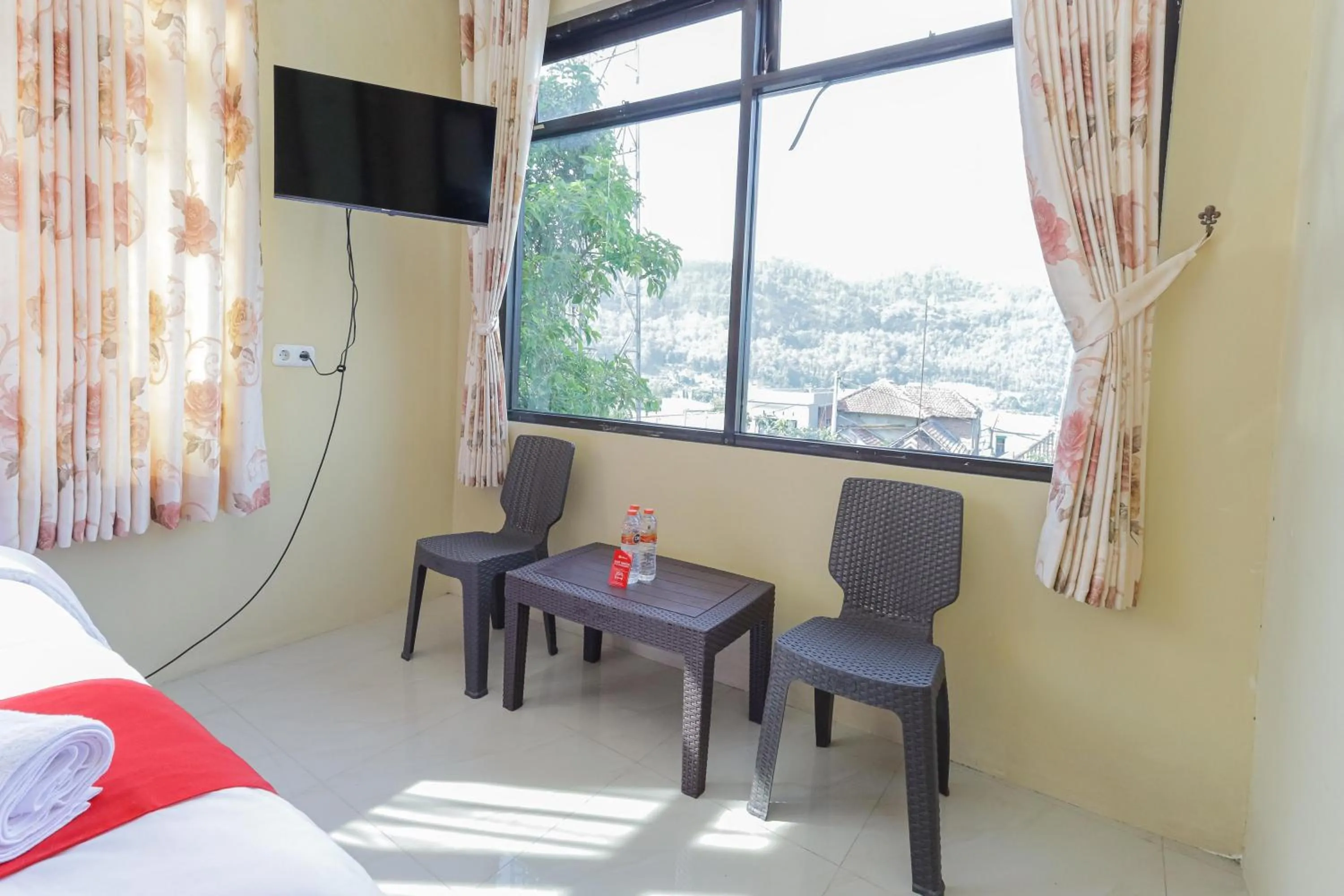 Bedroom, Bed in RedDoorz Plus @ Villa Bontes Batu