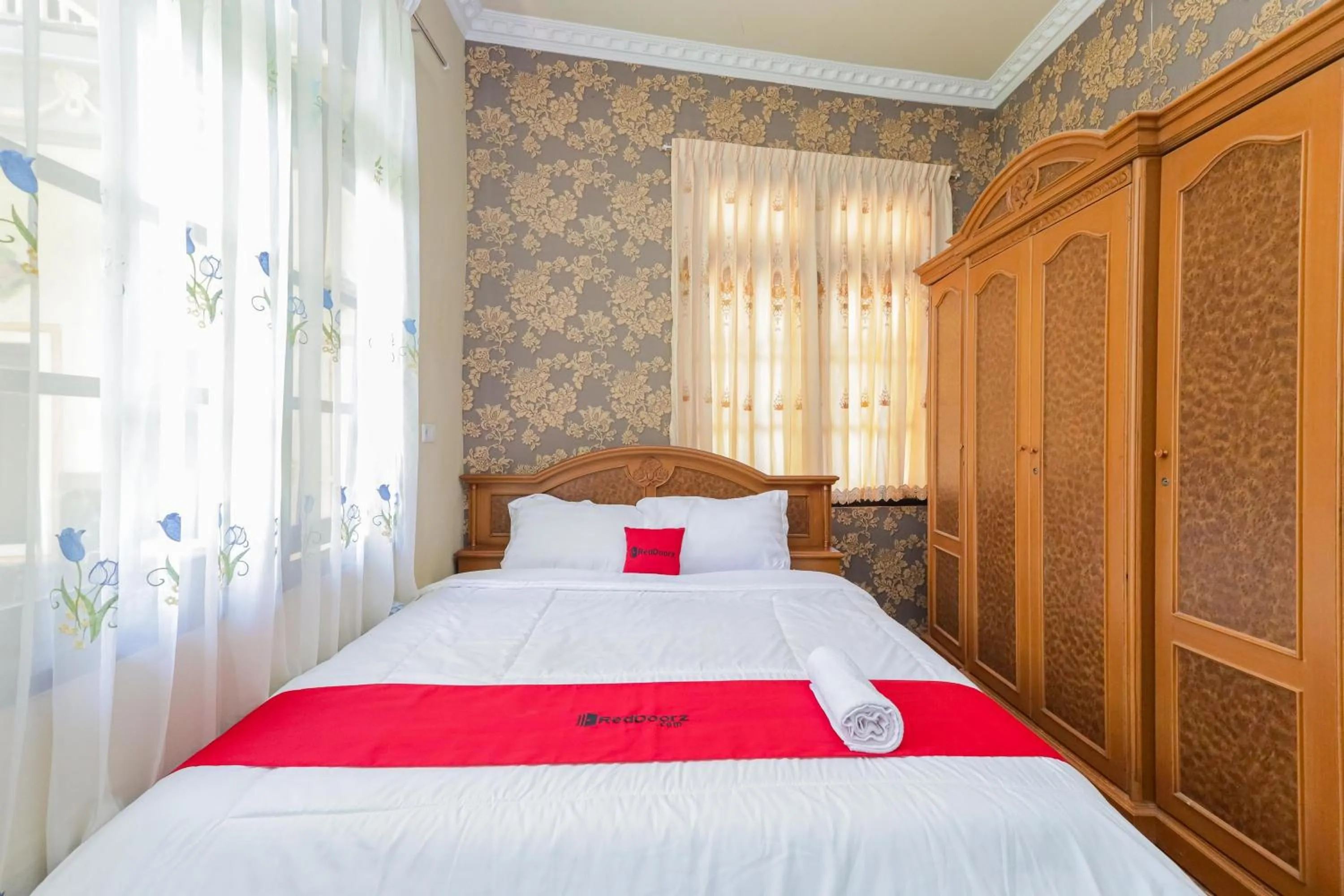 Bedroom, Bed in RedDoorz Plus @ Villa Bontes Batu
