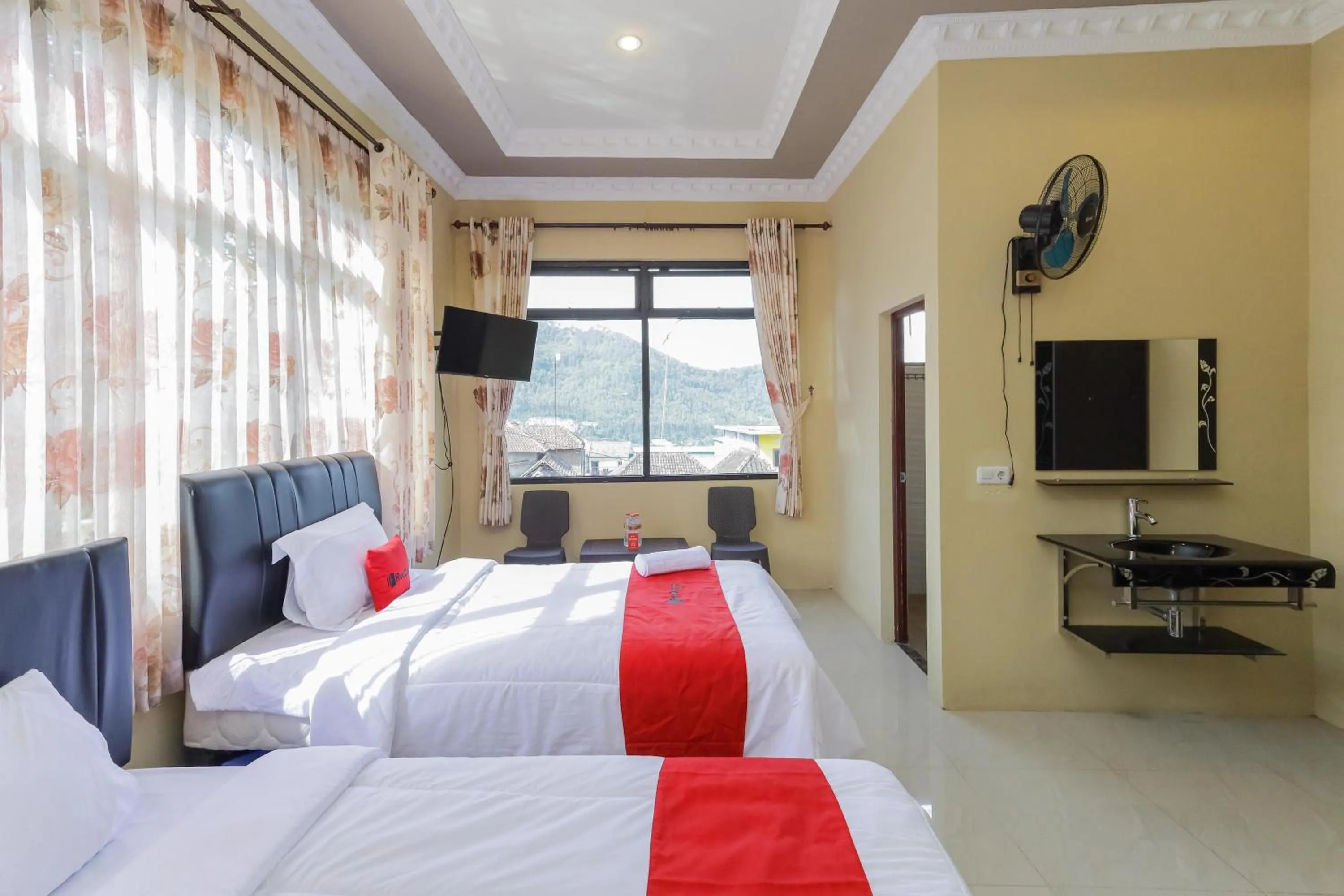Bedroom, Bed in RedDoorz Plus @ Villa Bontes Batu