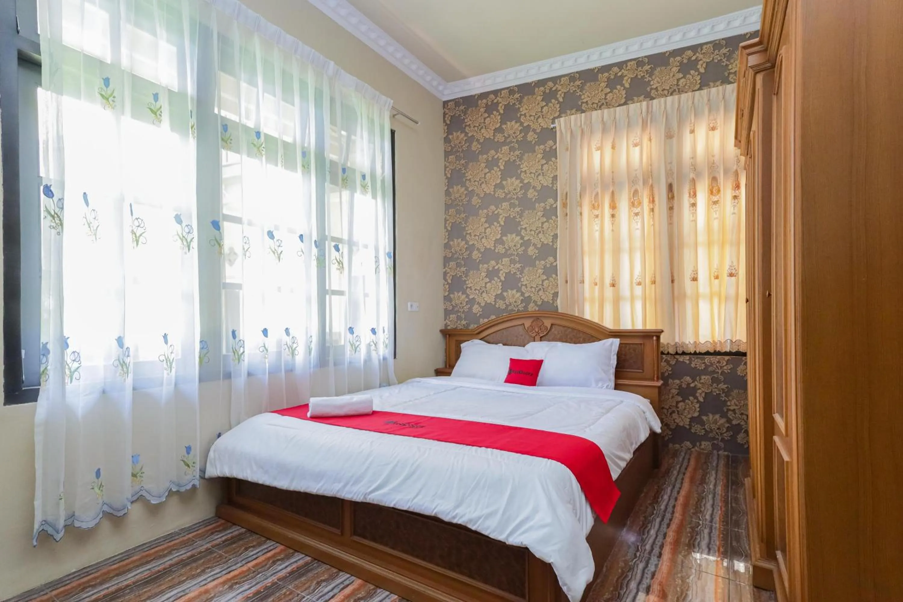 Bedroom, Bed in RedDoorz Plus @ Villa Bontes Batu