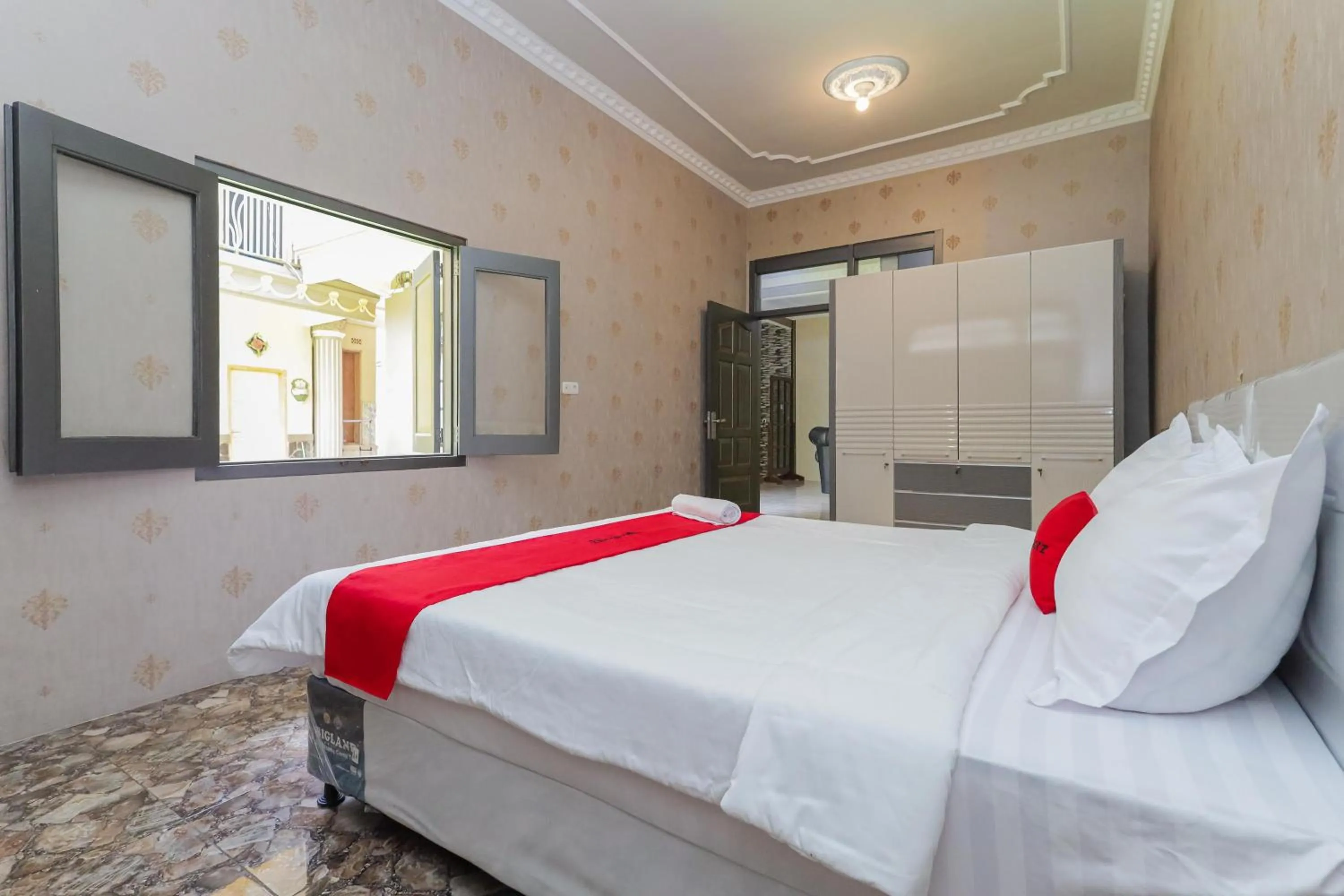 Bedroom, Bed in RedDoorz Plus @ Villa Bontes Batu