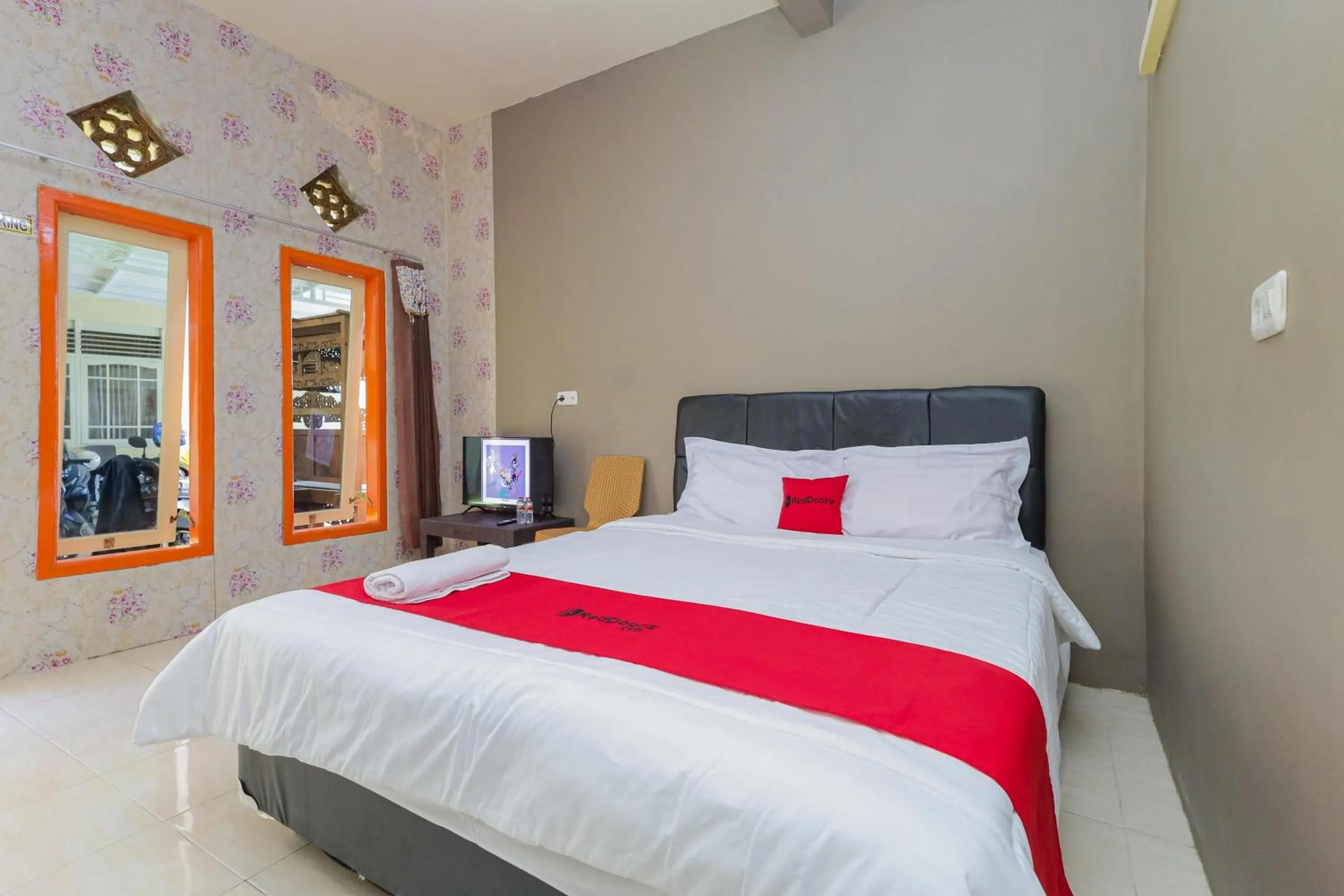 Bedroom, Bed in RedDoorz Plus @ Villa Bontes Batu