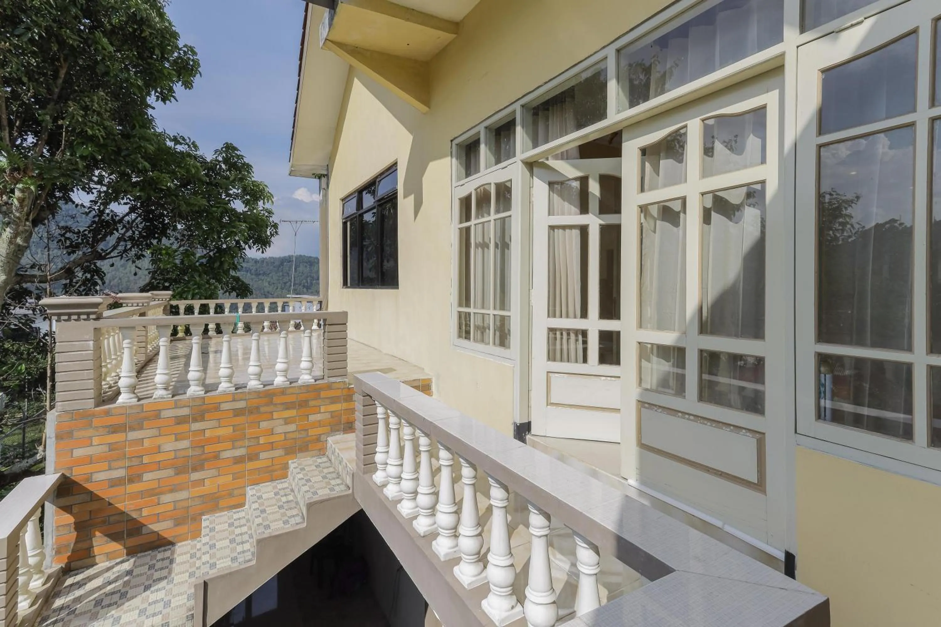 Balcony/Terrace in RedDoorz Plus @ Villa Bontes Batu