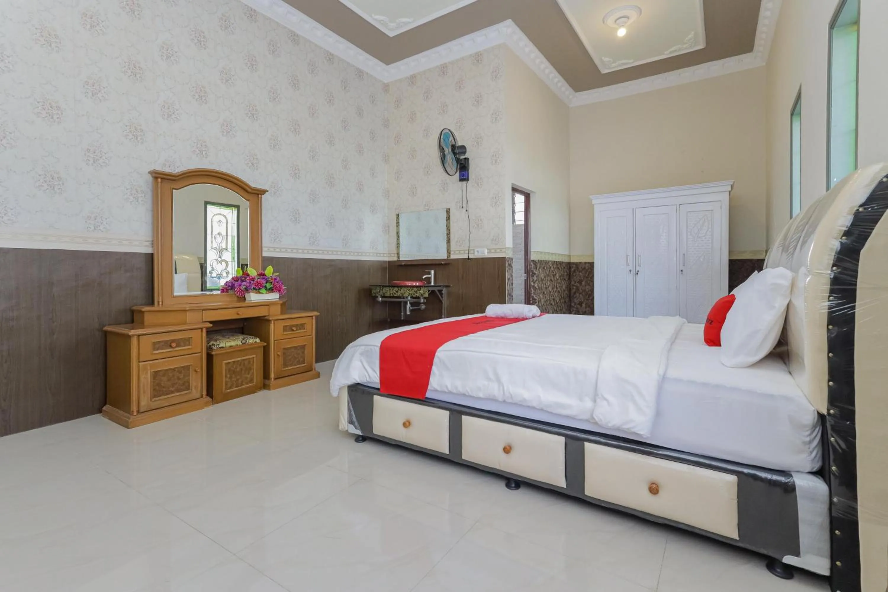 Bedroom, Bed in RedDoorz Plus @ Villa Bontes Batu