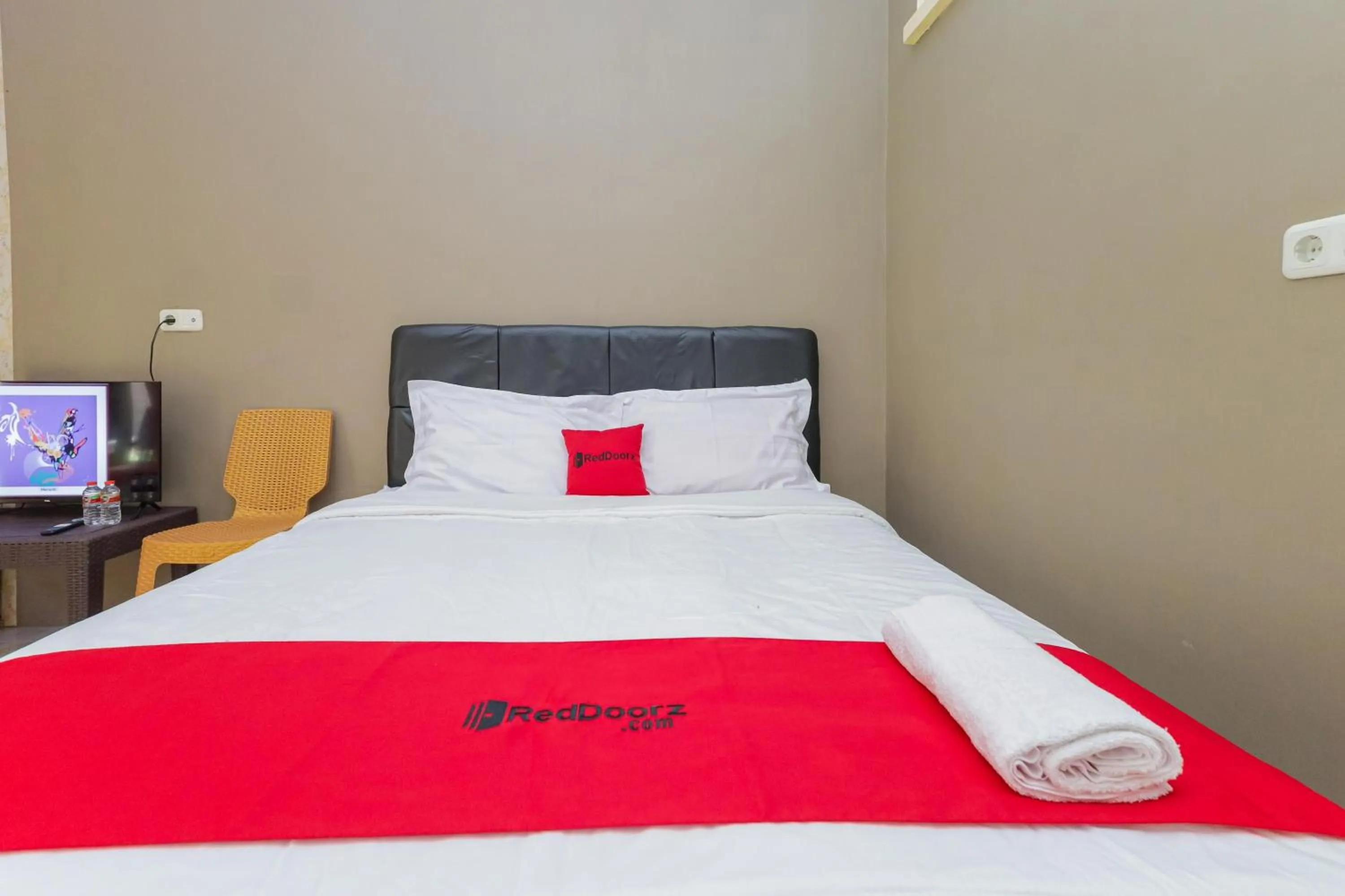 Bedroom, Bed in RedDoorz Plus @ Villa Bontes Batu