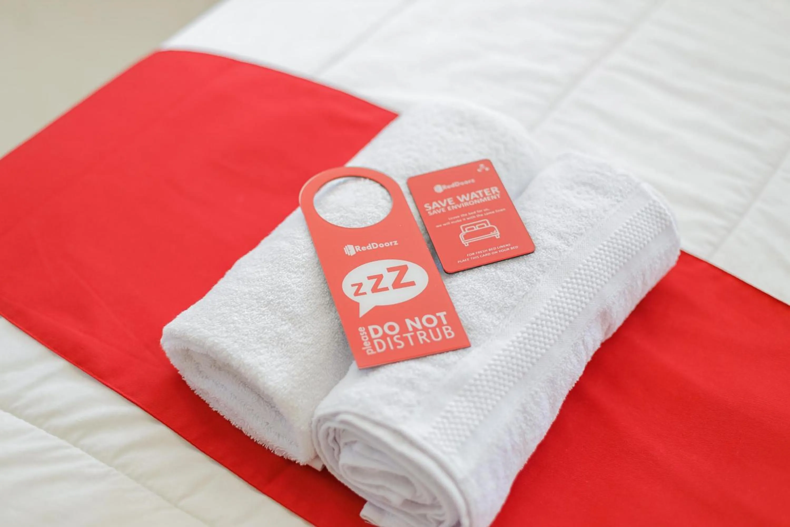 Bedroom, Bed in RedDoorz Plus @ Villa Bontes Batu