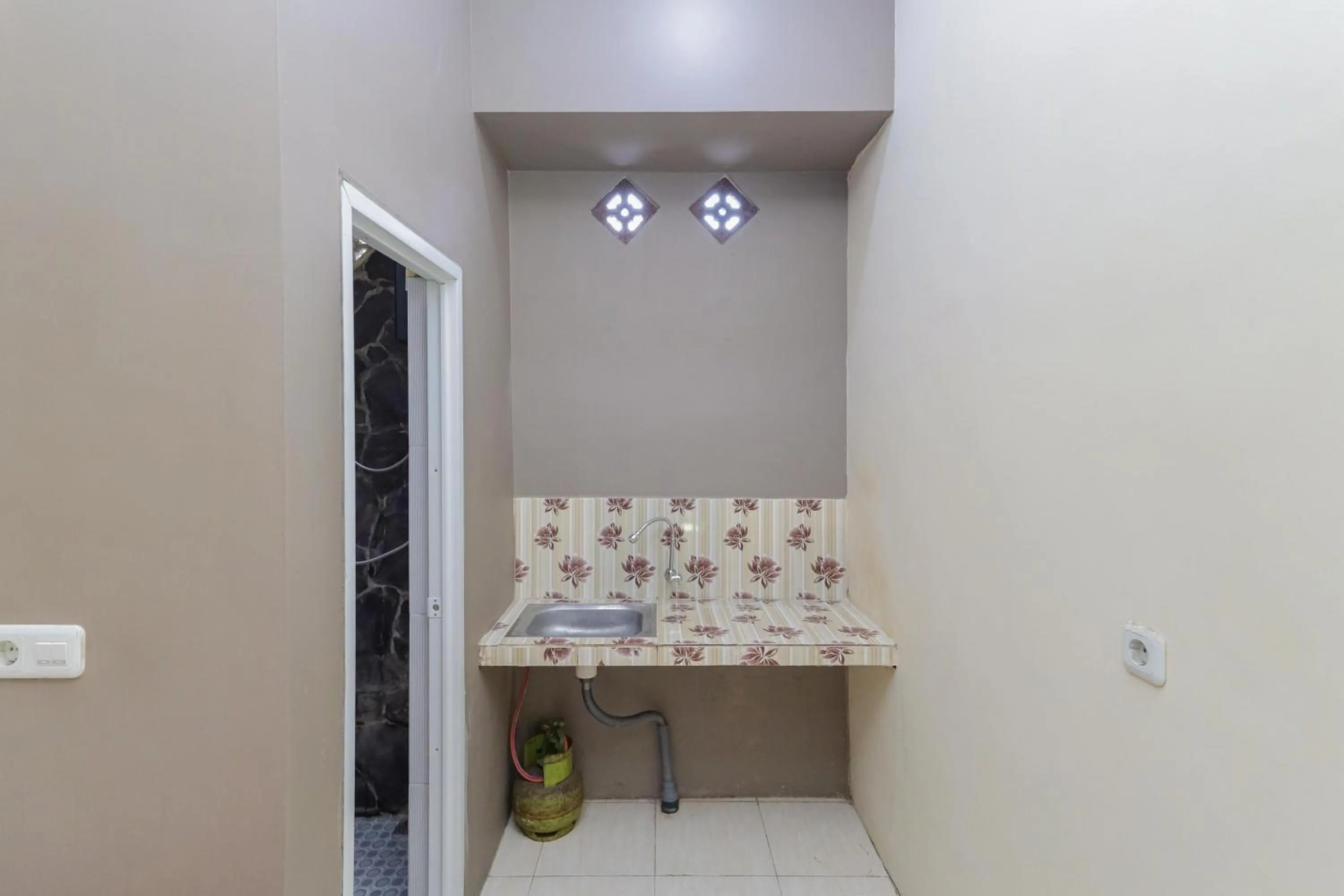 kitchen in RedDoorz Plus @ Villa Bontes Batu